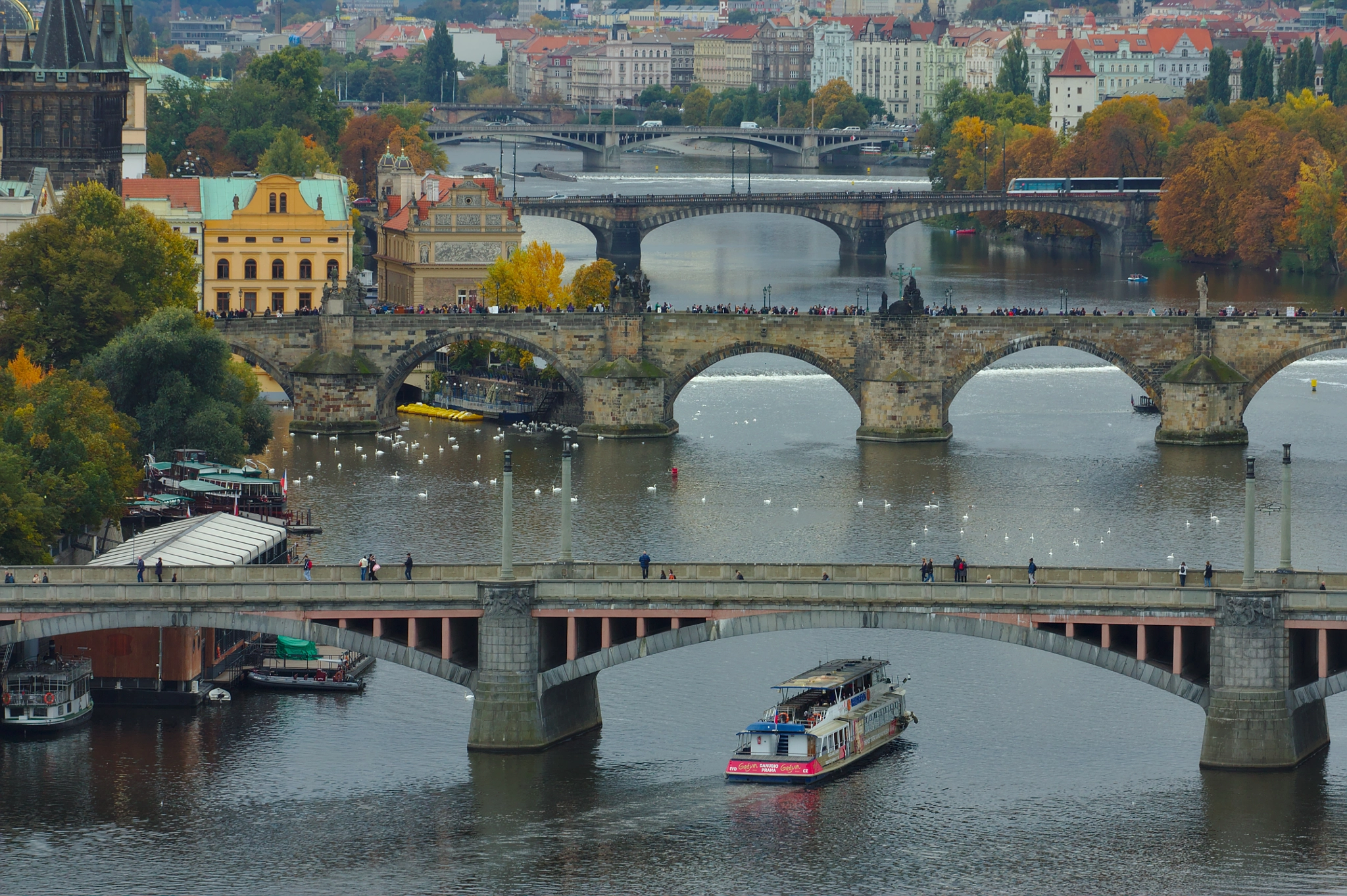 Canon EOS 450D (EOS Rebel XSi / EOS Kiss X2) + Canon EF 70-200mm F4L USM sample photo. Prague bridges photography