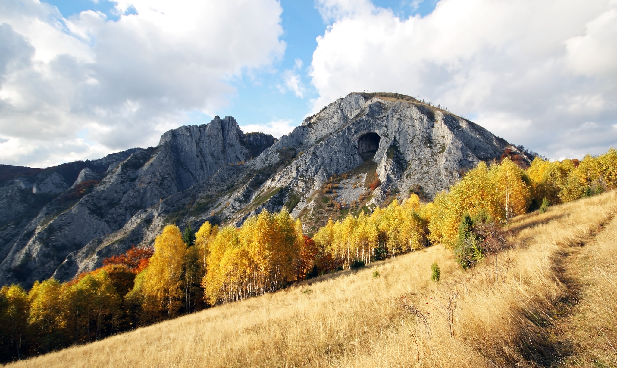Sigma 10-20mm F4-5.6 EX DC HSM sample photo. The autumn cave photography
