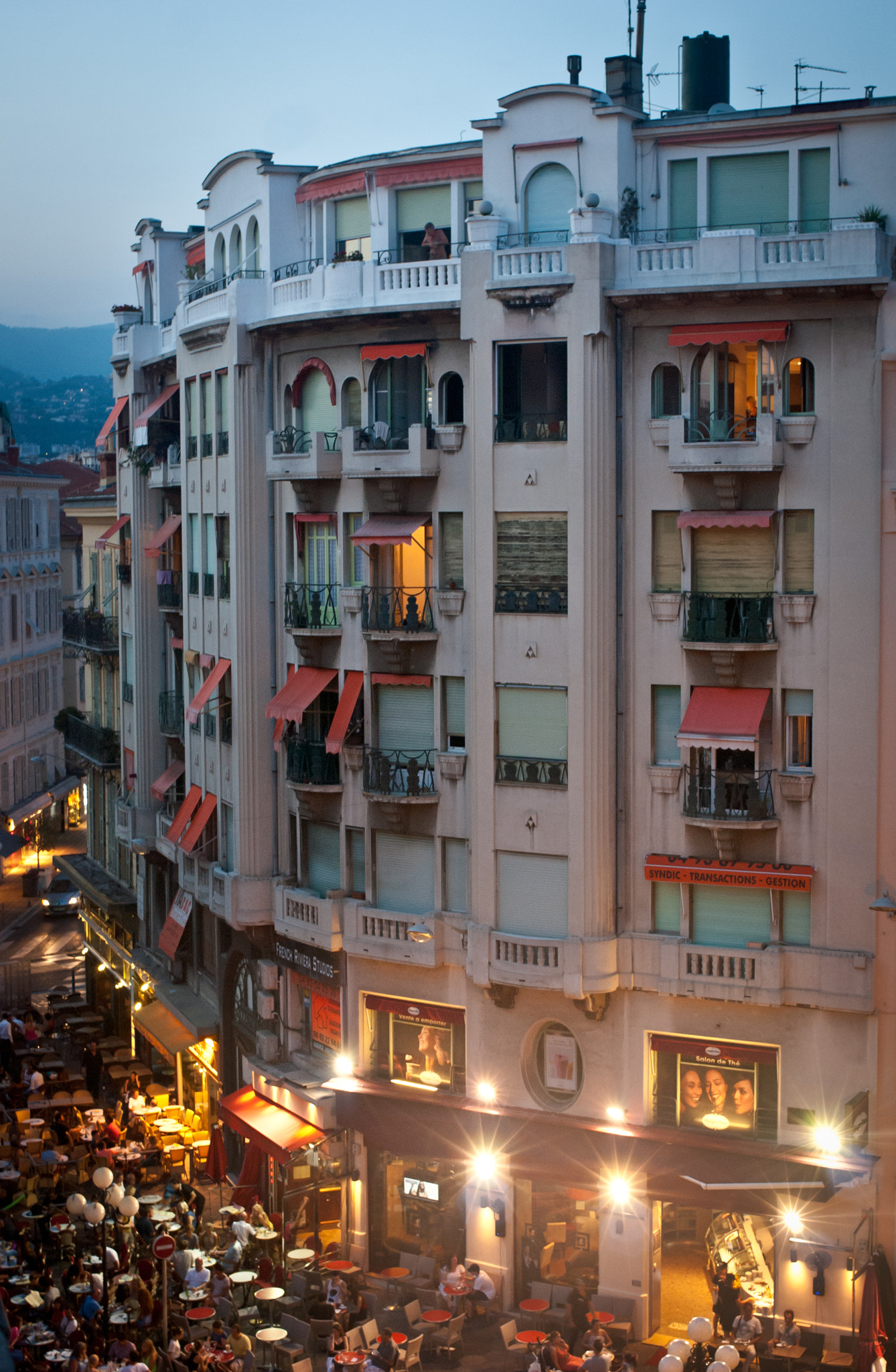 Nikon D80 + Nikon AF Nikkor 35mm F2D sample photo. Rue paradis nice photography