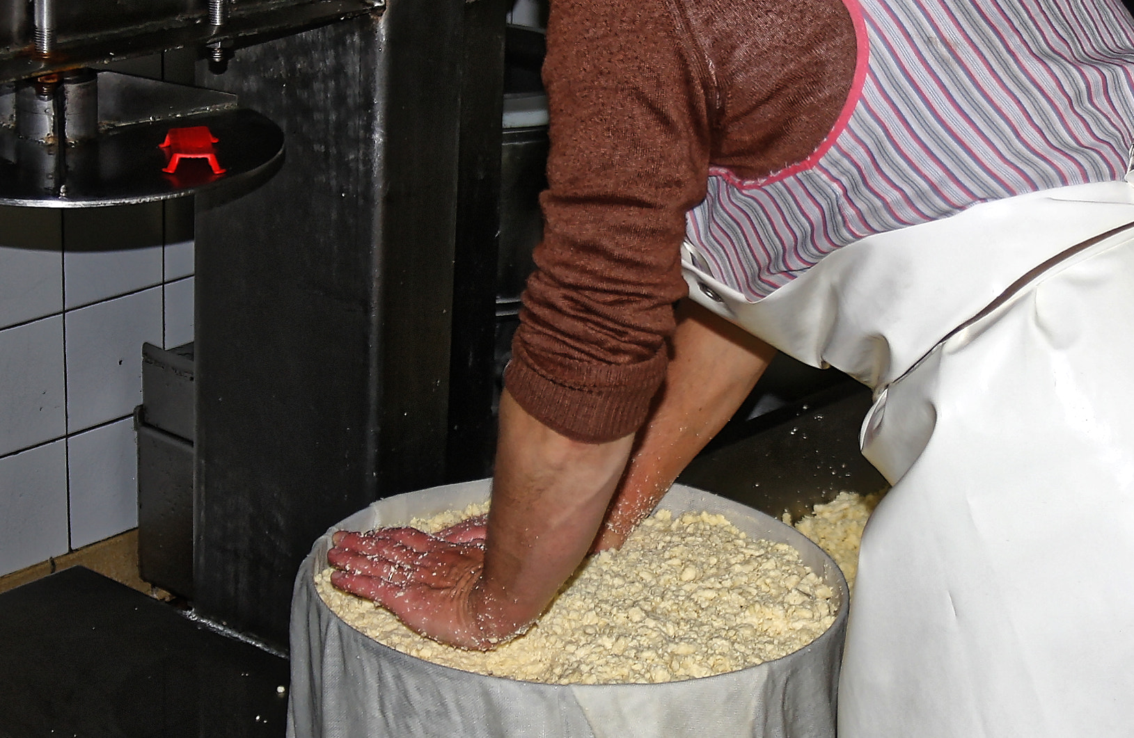 Sigma 17-70mm F2.8-4 DC Macro OS HSM sample photo. Making with love auvergne cheese photography