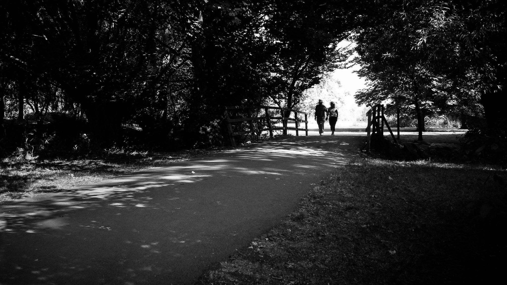 Fujifilm X-E2 + Fujifilm XF 18mm F2 R sample photo. A couple in the park - stratford upon avon, england - black and white street photography photography