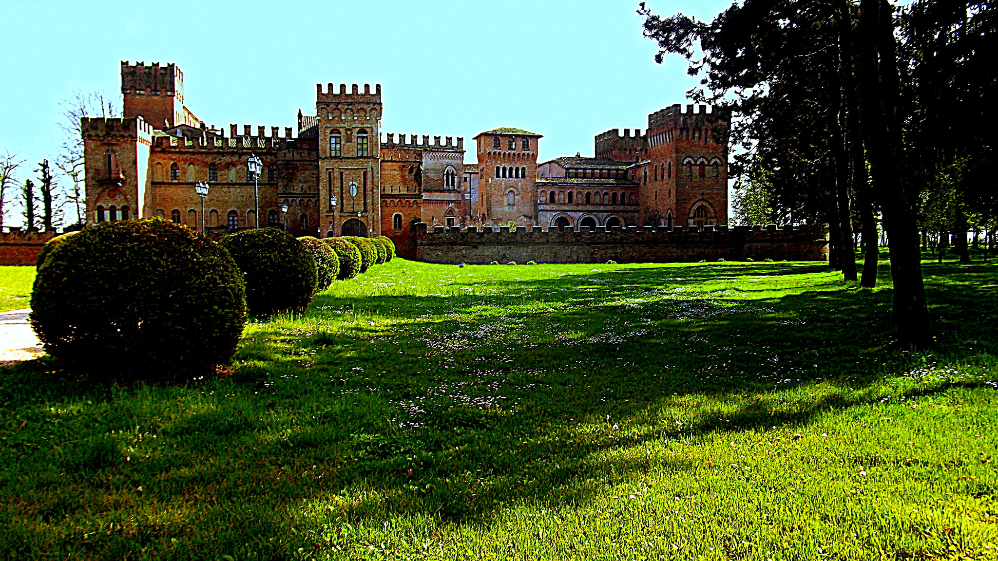 Fujifilm FinePix JX250 sample photo. Il castello e il parco in primavera. photography