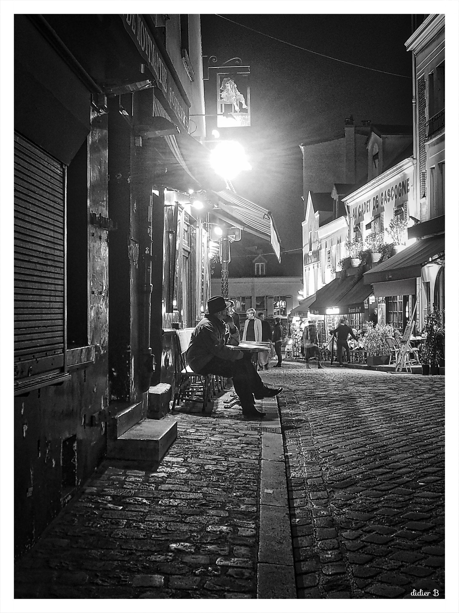 Olympus OM-D E-M10 II sample photo. Montmartre la nuit photography
