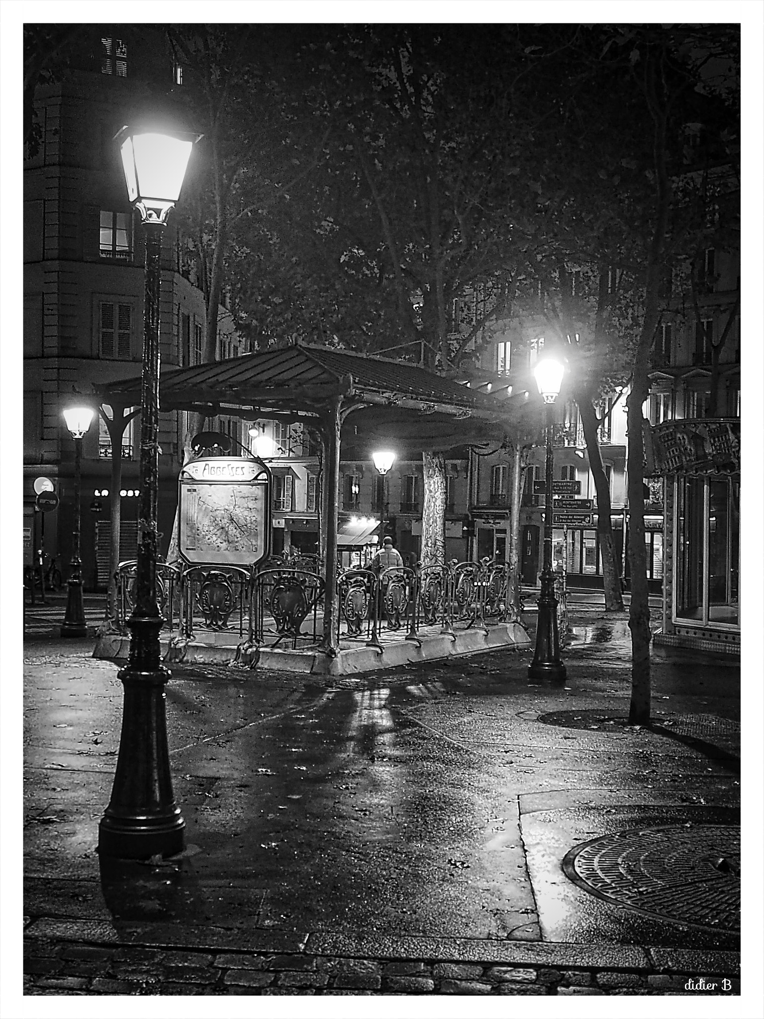 Olympus OM-D E-M10 II sample photo. Montmartre la nuit photography
