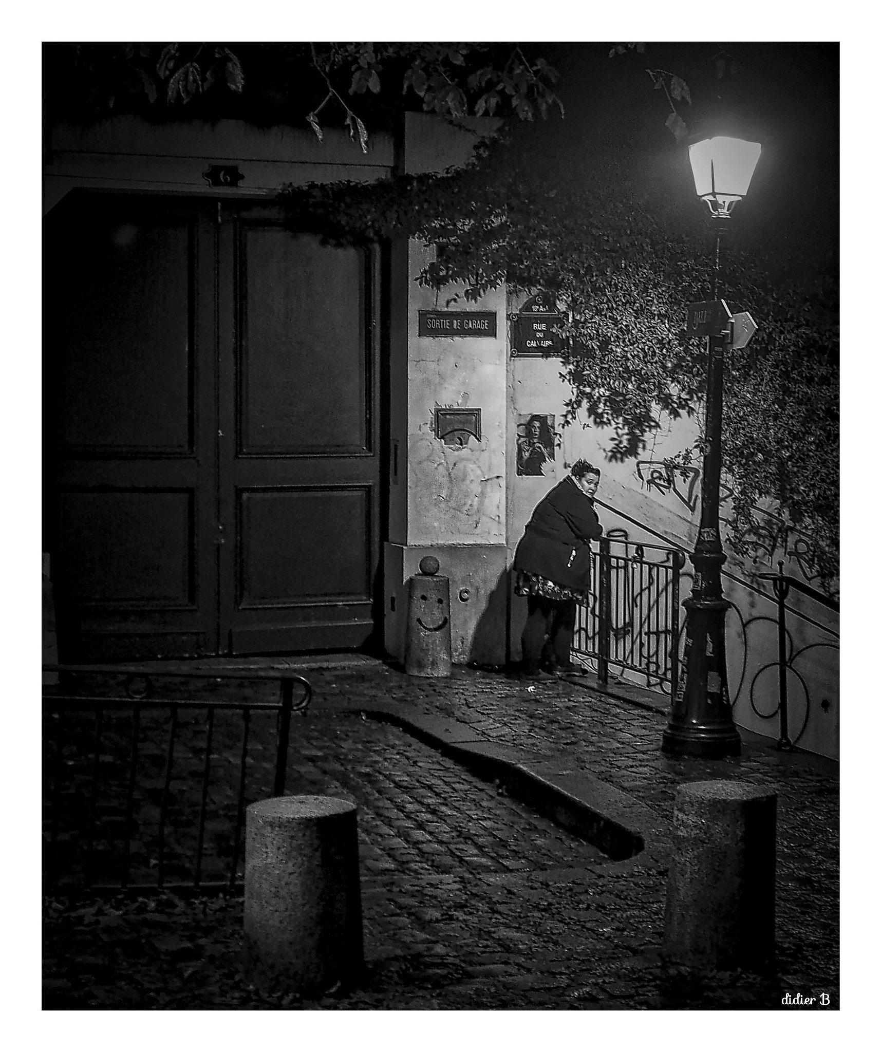 Olympus OM-D E-M10 II + Olympus M.Zuiko Digital ED 12-50mm F3.5-6.3 EZ sample photo. Montmartre la nuit photography