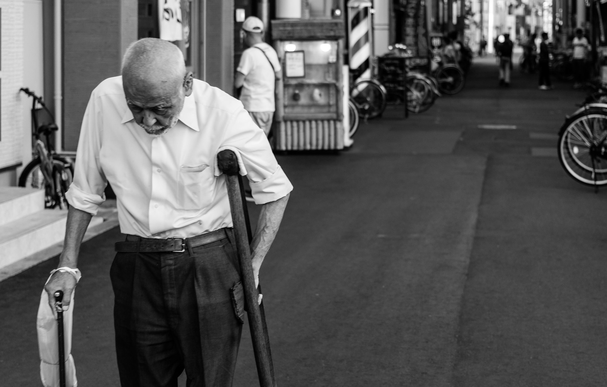 Canon EOS 1200D (EOS Rebel T5 / EOS Kiss X70 / EOS Hi) + Canon EF 40mm F2.8 STM sample photo. Japanese old man photography