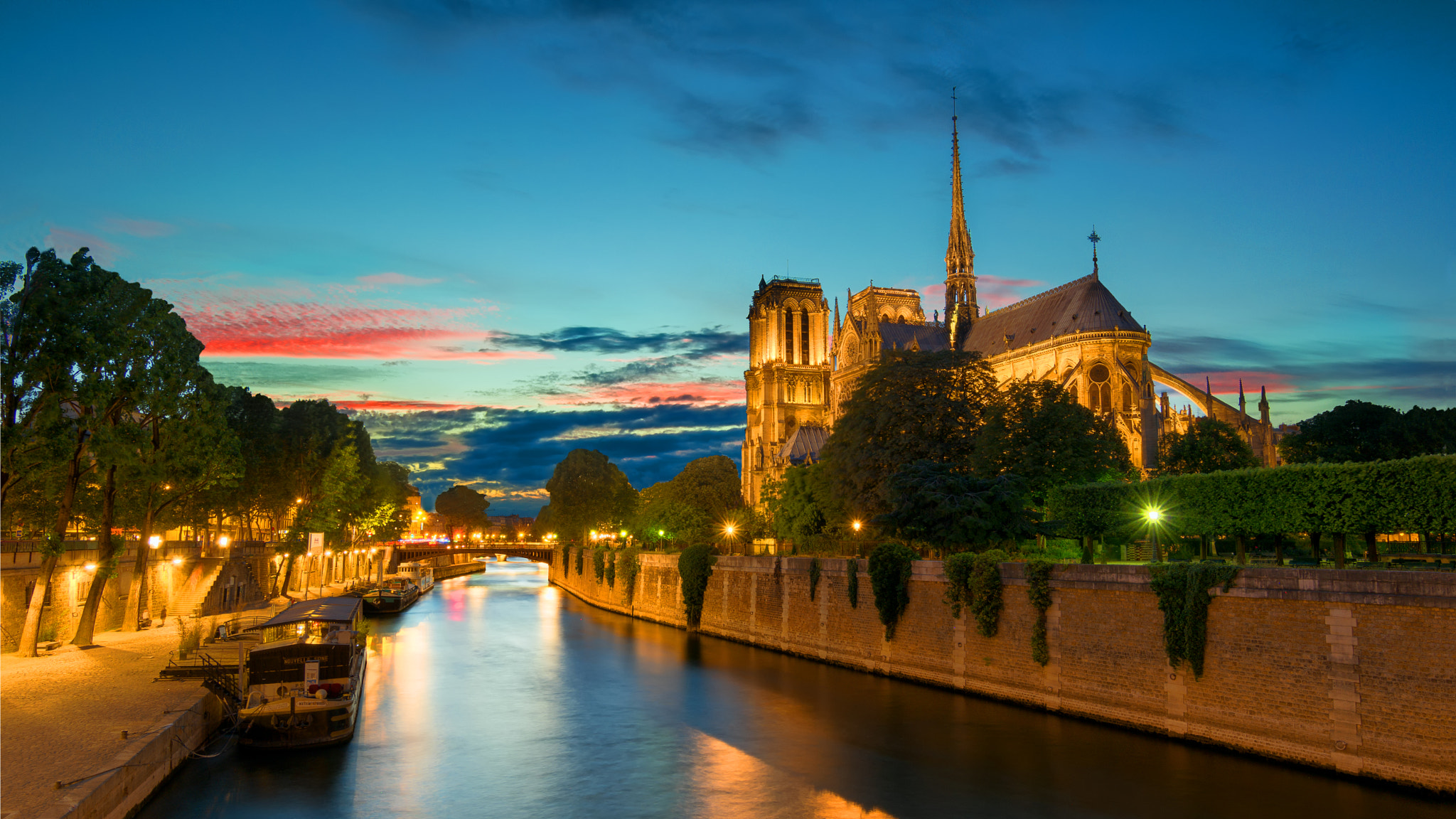 Samsung NX30 + Samsung NX 12-24mm F4-5.6 ED sample photo. Notre dame photography