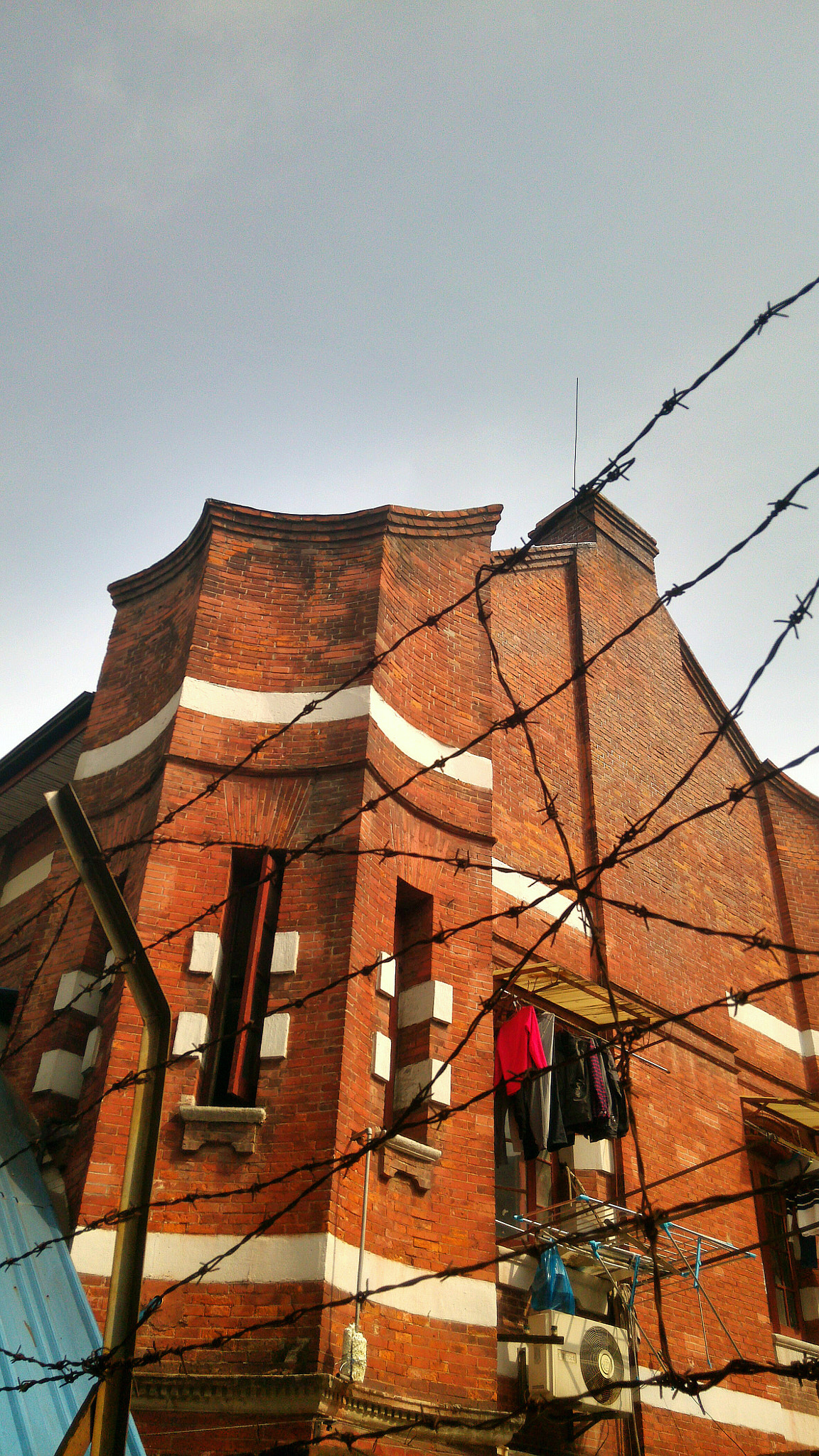 Xiaomi MI3 sample photo. 座入在上海东宝兴路宝源路上唯一一座“印度教堂⛪️”经历百年沧桑，虽已被政府例入保护建筑，但由于历史成因如今依然“七十二家房客”，甚为遗憾。 photography