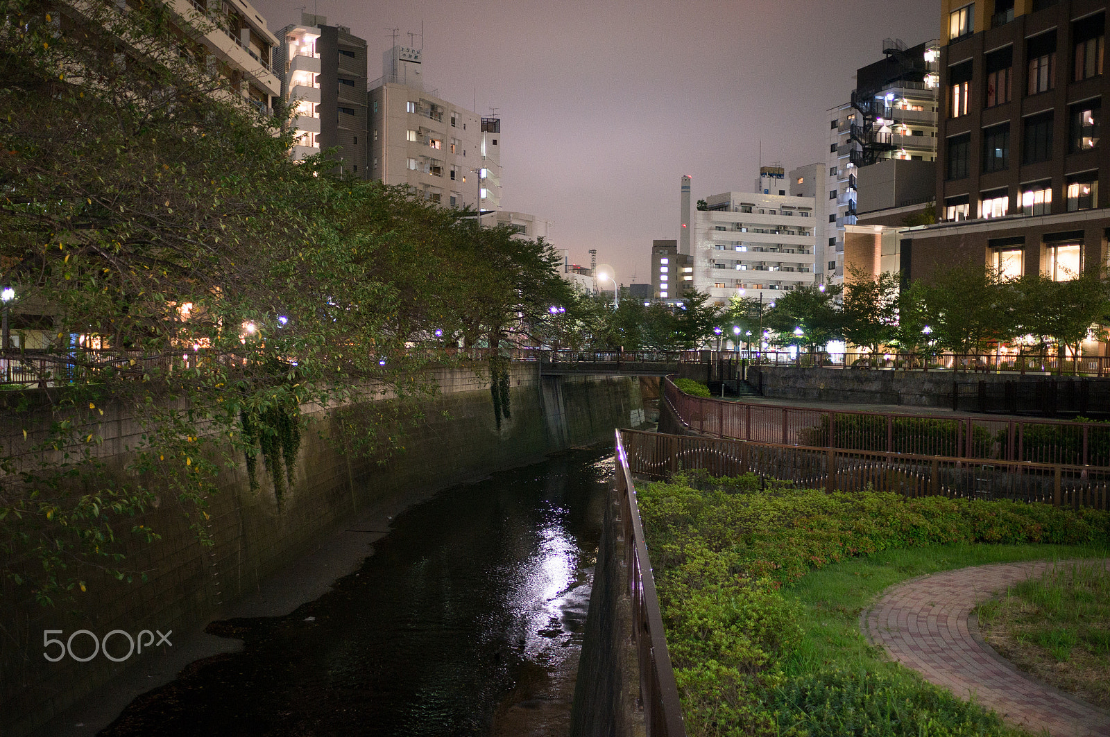 Sony Alpha NEX-6 + Sony Sonnar T* E 24mm F1.8 ZA sample photo. Shibuya canal photography