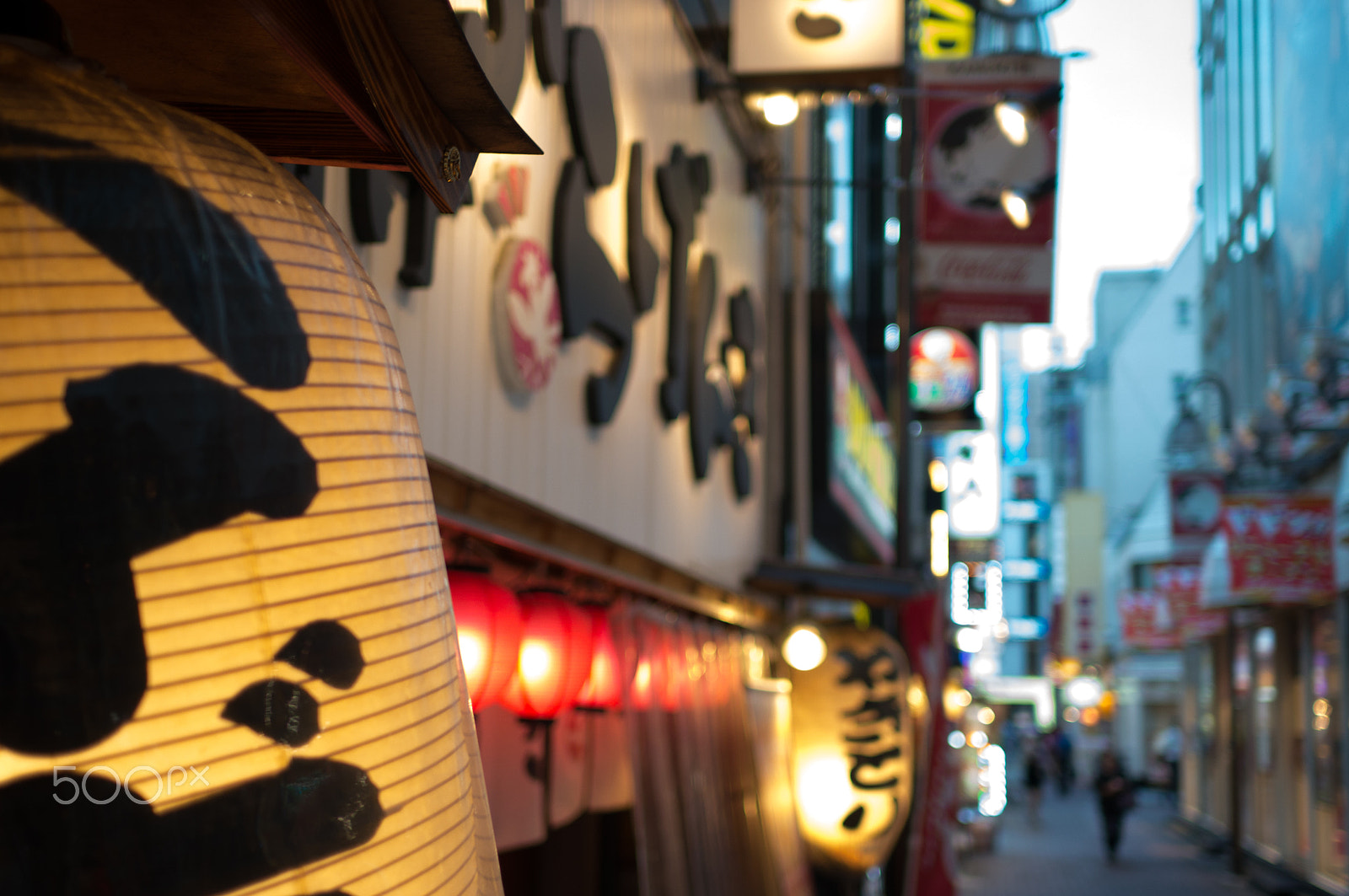 Sony Alpha NEX-6 + Sony Sonnar T* E 24mm F1.8 ZA sample photo. Shinjuku shops photography