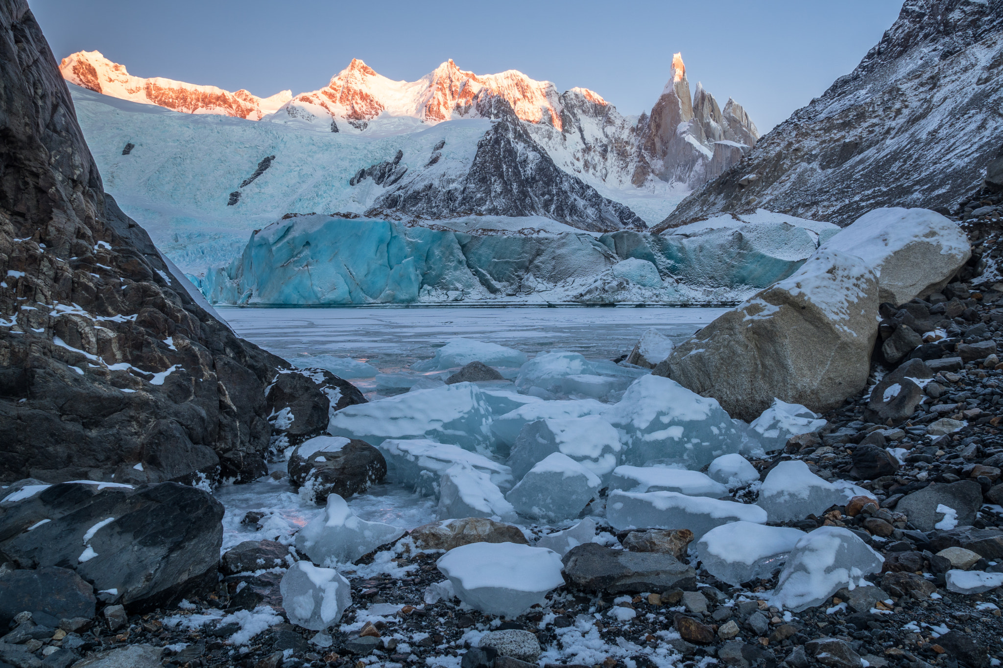 Sony ILCA-77M2 sample photo. Amanecer laguna torre photography