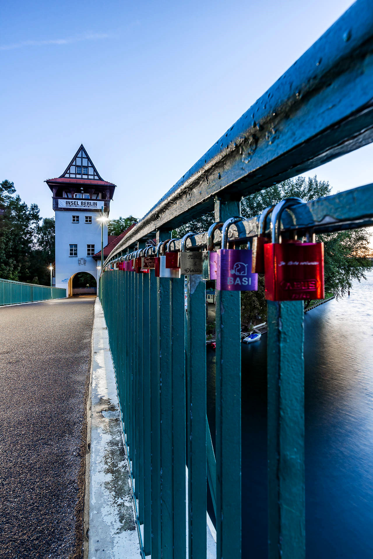 Canon EOS M + Canon EF-M 11-22mm F4-5.6 IS STM sample photo. Locks photography