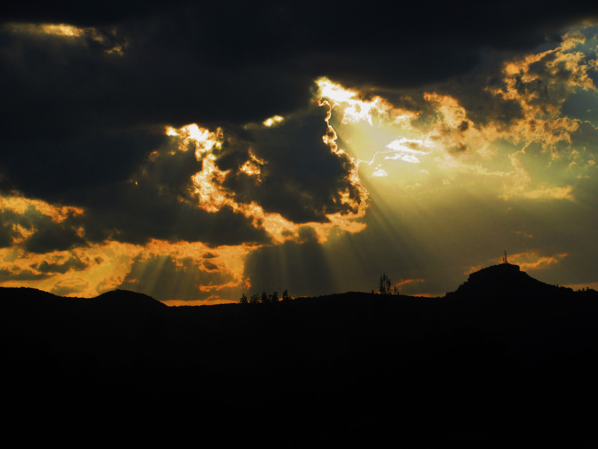 Canon PowerShot ELPH 340 HS (IXUS 265 HS / IXY 630) sample photo. ()rayons de soleil photography