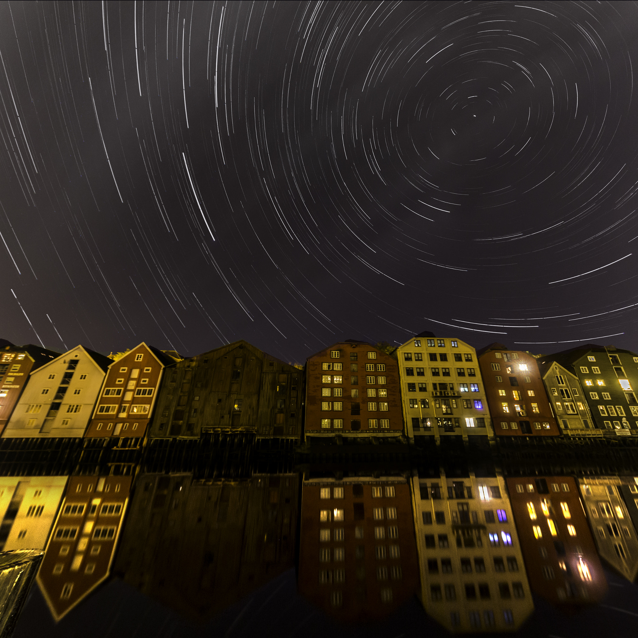 Canon EOS 700D (EOS Rebel T5i / EOS Kiss X7i) + Sigma 10-20mm F4-5.6 EX DC HSM sample photo. Star trail over the wooden houses photography