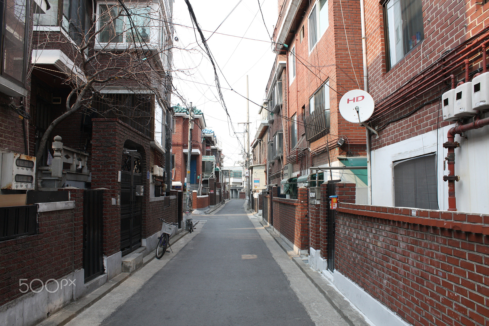 Canon EOS 450D (EOS Rebel XSi / EOS Kiss X2) + Canon EF 28mm F2.8 sample photo. Seoul street photography