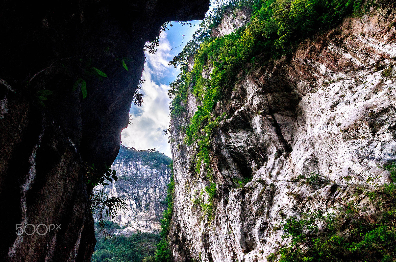 Sigma 17-70mm F2.8-4 DC Macro OS HSM sample photo. Taroko canyon photography
