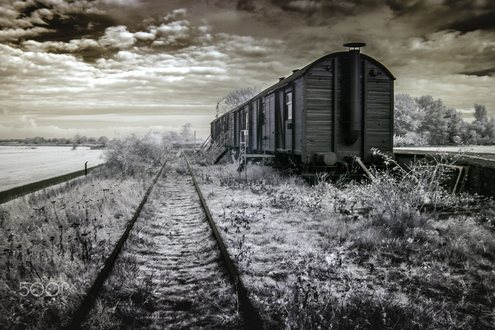 Canon EOS 500D (EOS Rebel T1i / EOS Kiss X3) sample photo. Old train carriage photography