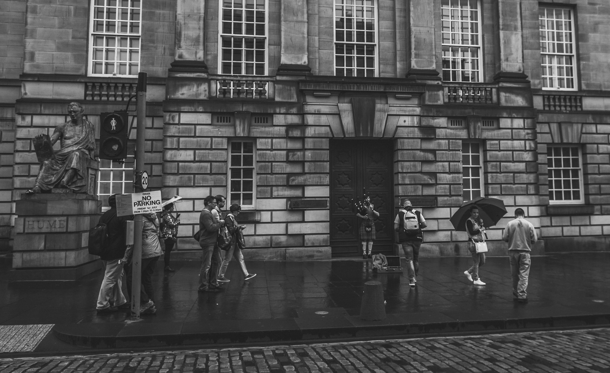 Canon EOS 650D (EOS Rebel T4i / EOS Kiss X6i) sample photo. Edinburgh street piper photography
