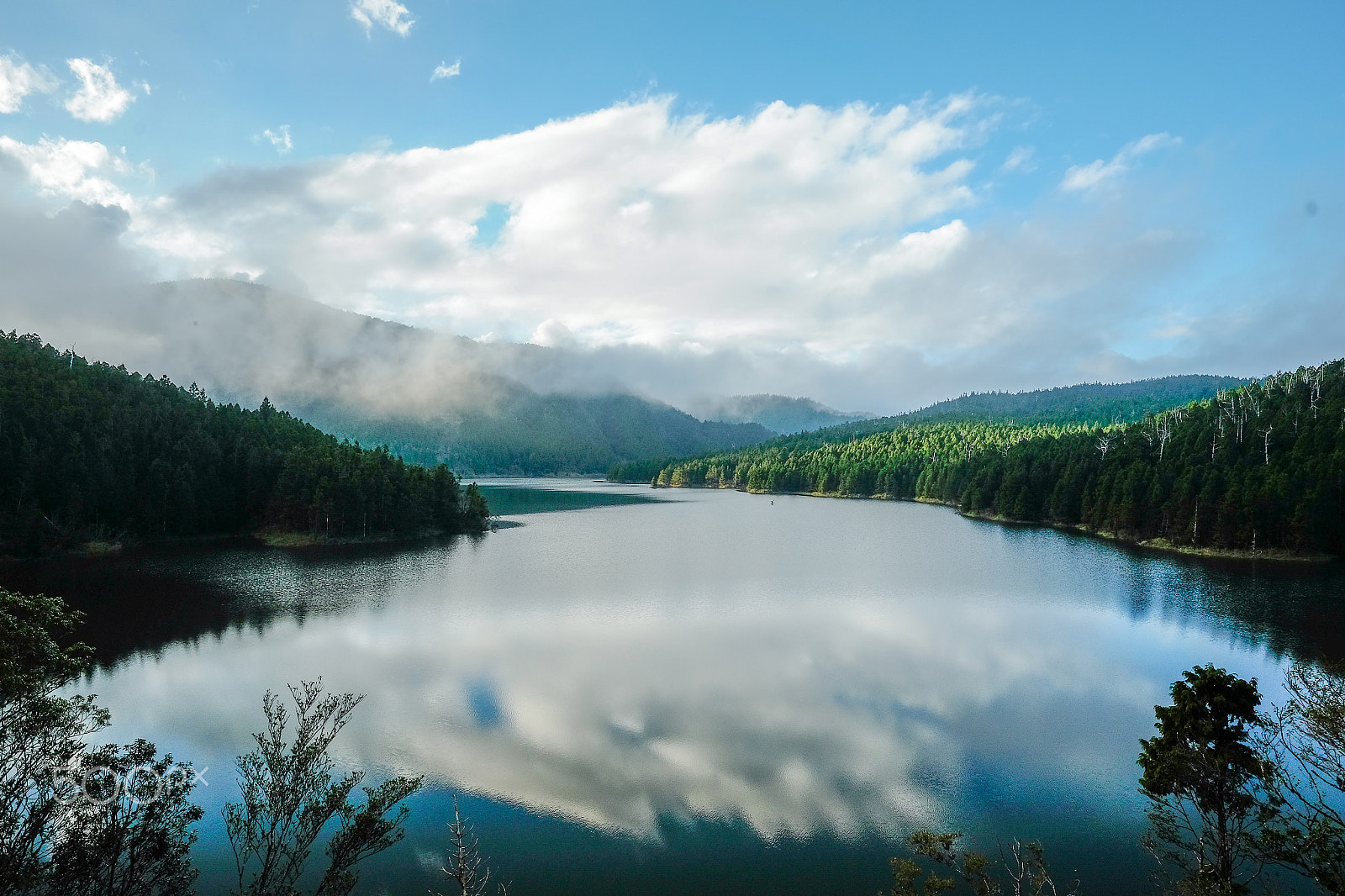 Fujifilm X-E2 + Fujifilm XF 14mm F2.8 R sample photo. Cueifong lake autumn photography