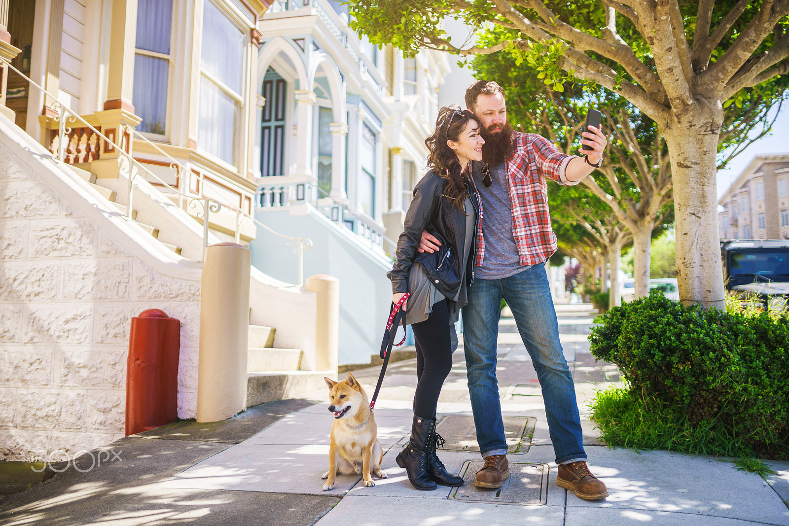 Sony a7R II + Sigma 35mm F1.4 DG HSM Art sample photo. Couple taking photo at painted ladies san francisco with shiba inu on leash photography