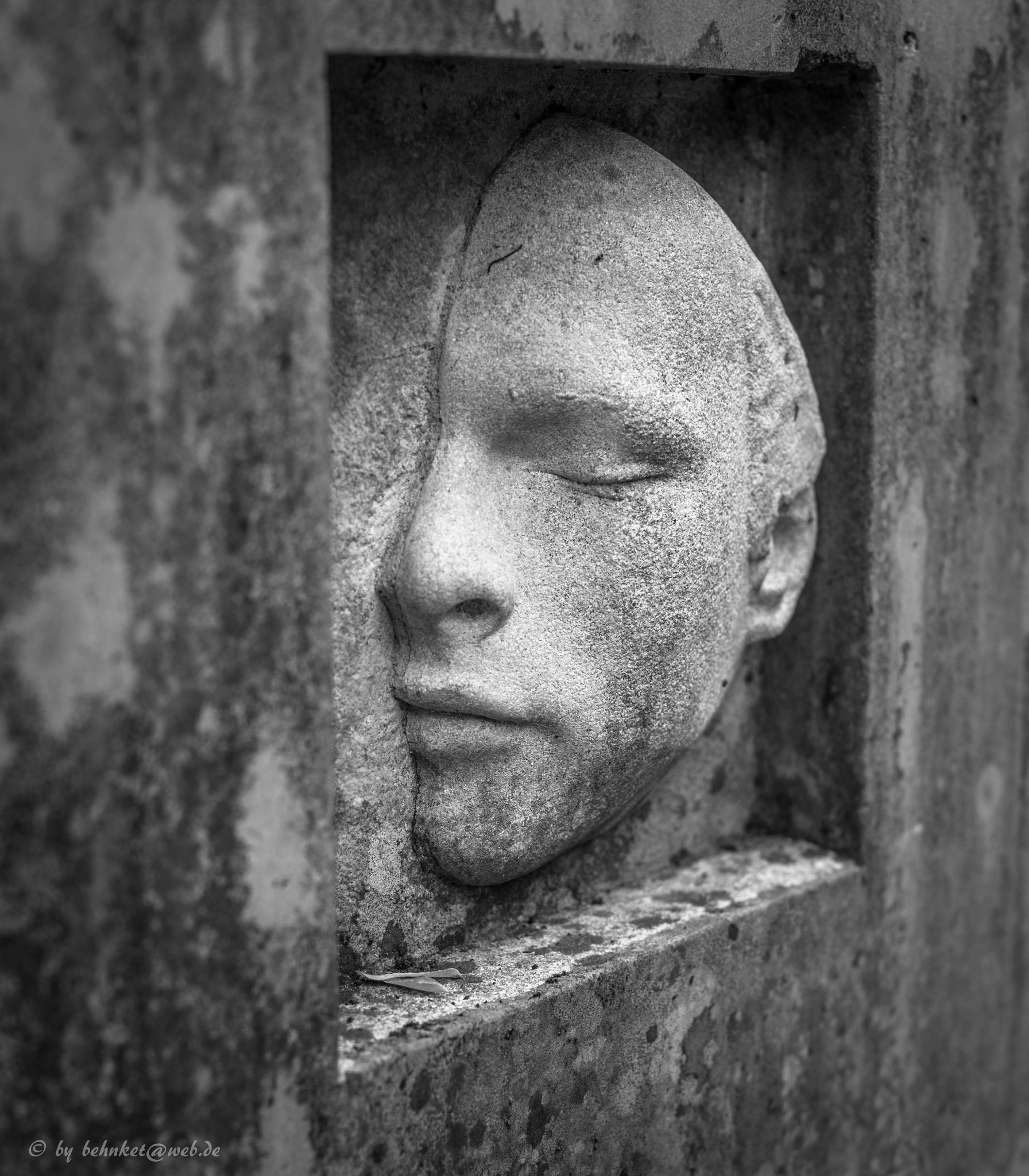 Sony a7 II + Canon EF 40mm F2.8 STM sample photo. Man in the wall photography
