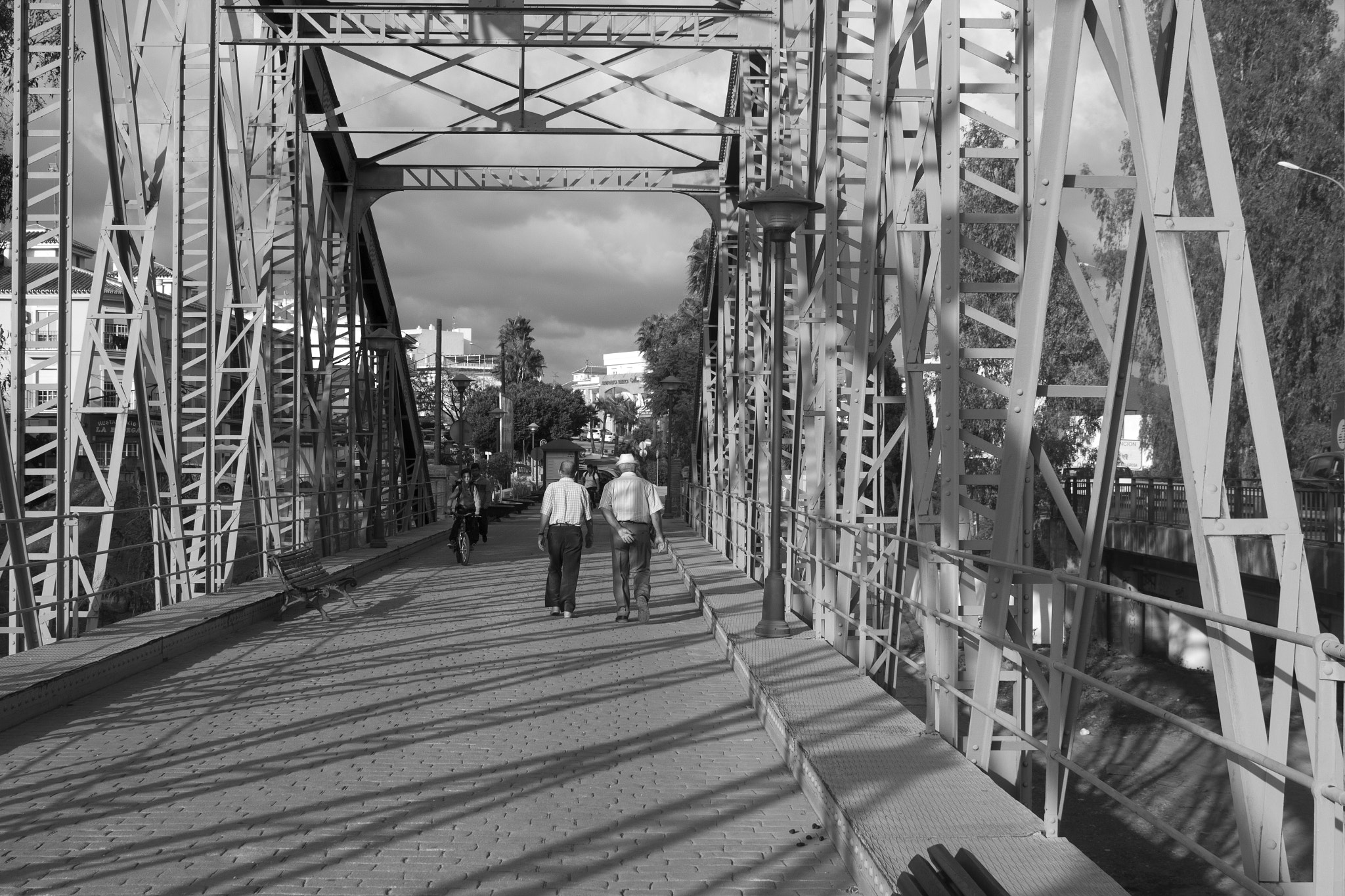 Canon EF-S 18-55mm F3.5-5.6 IS sample photo. Walk freely #bw8 photography