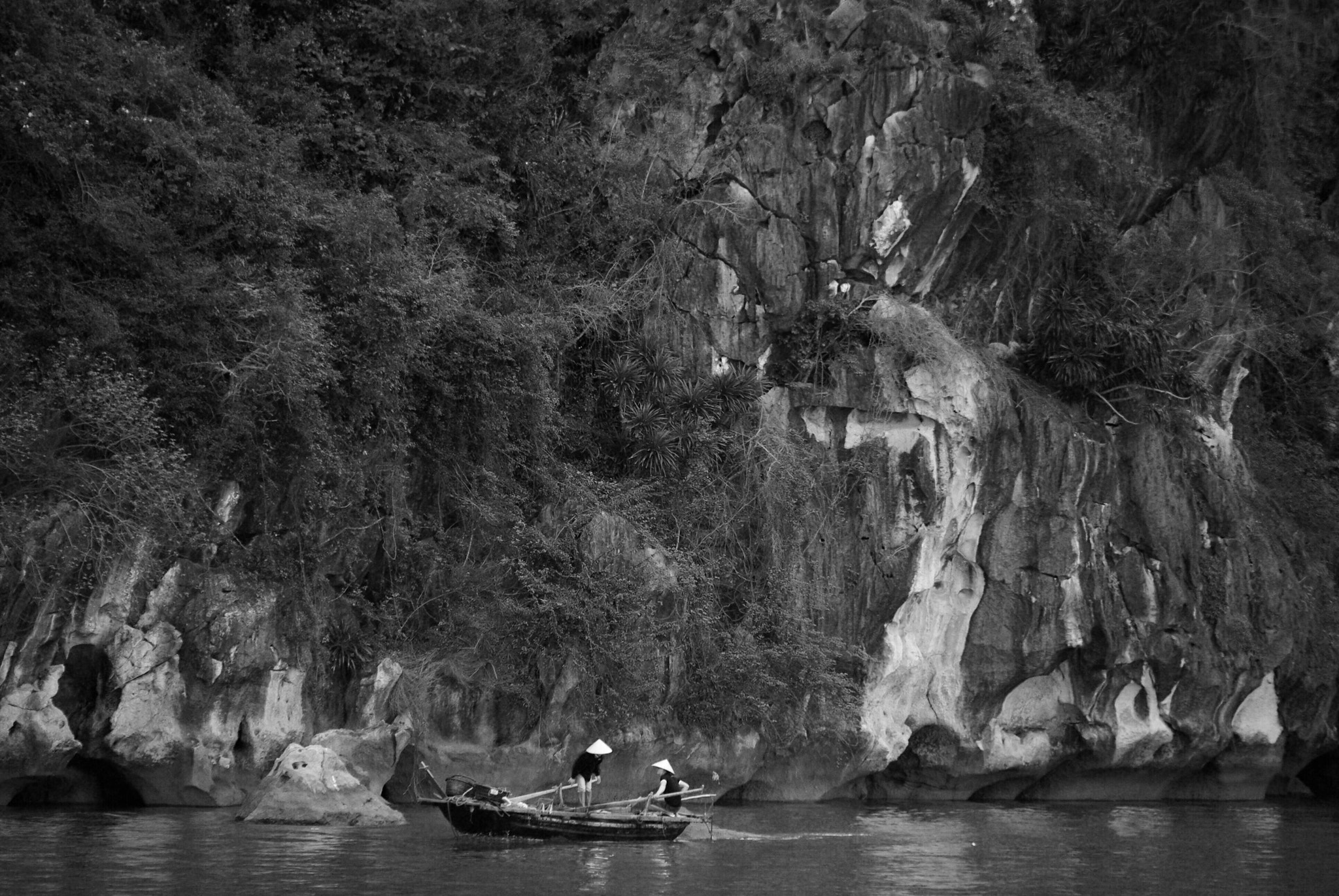 Pentax K10D sample photo. Fishers of ha long bay photography