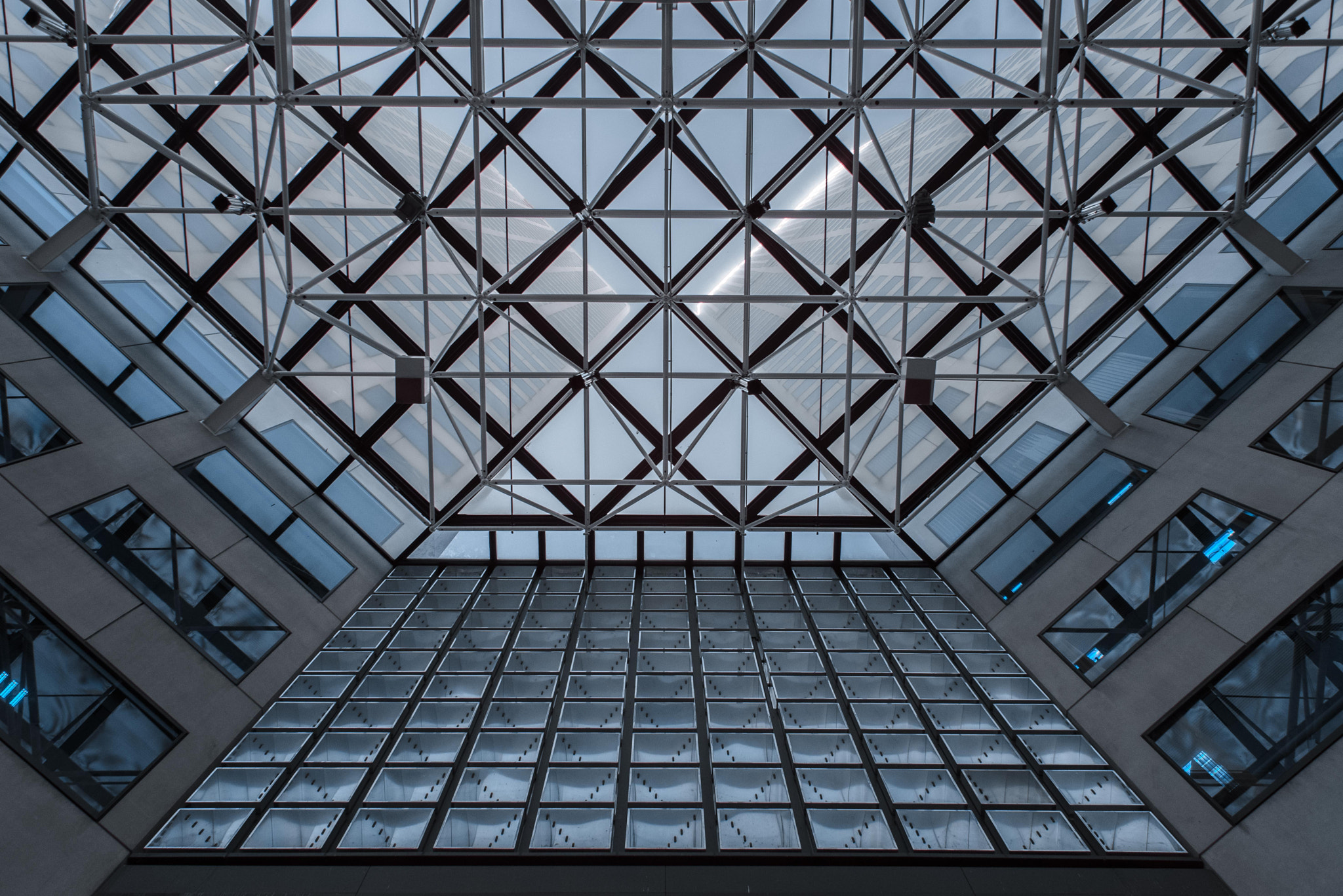 Nikon AF Nikkor 28mm F2.8D sample photo. Geometry wars photography