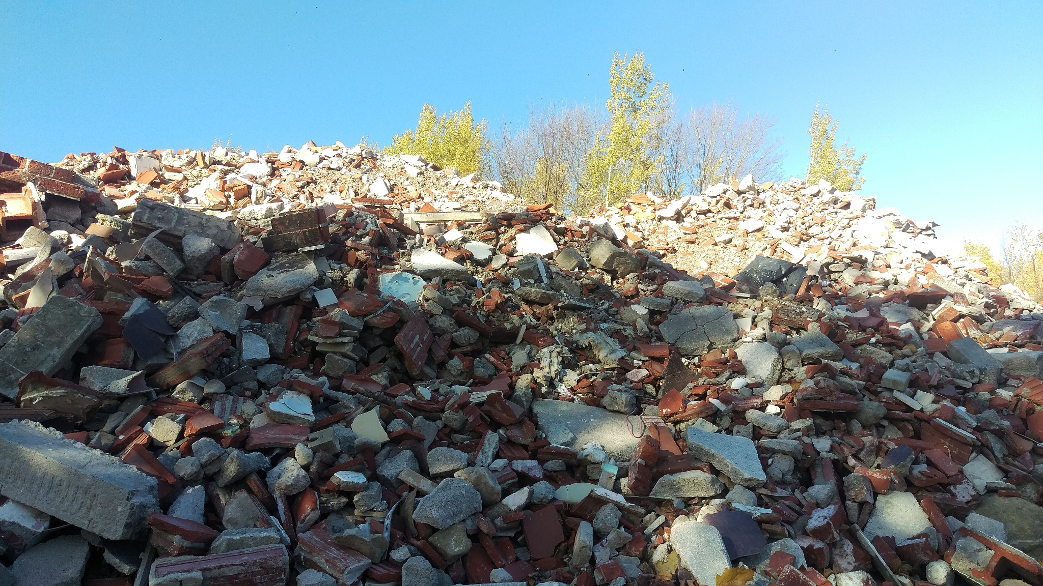 HTC M9 sample photo. Rubble photography
