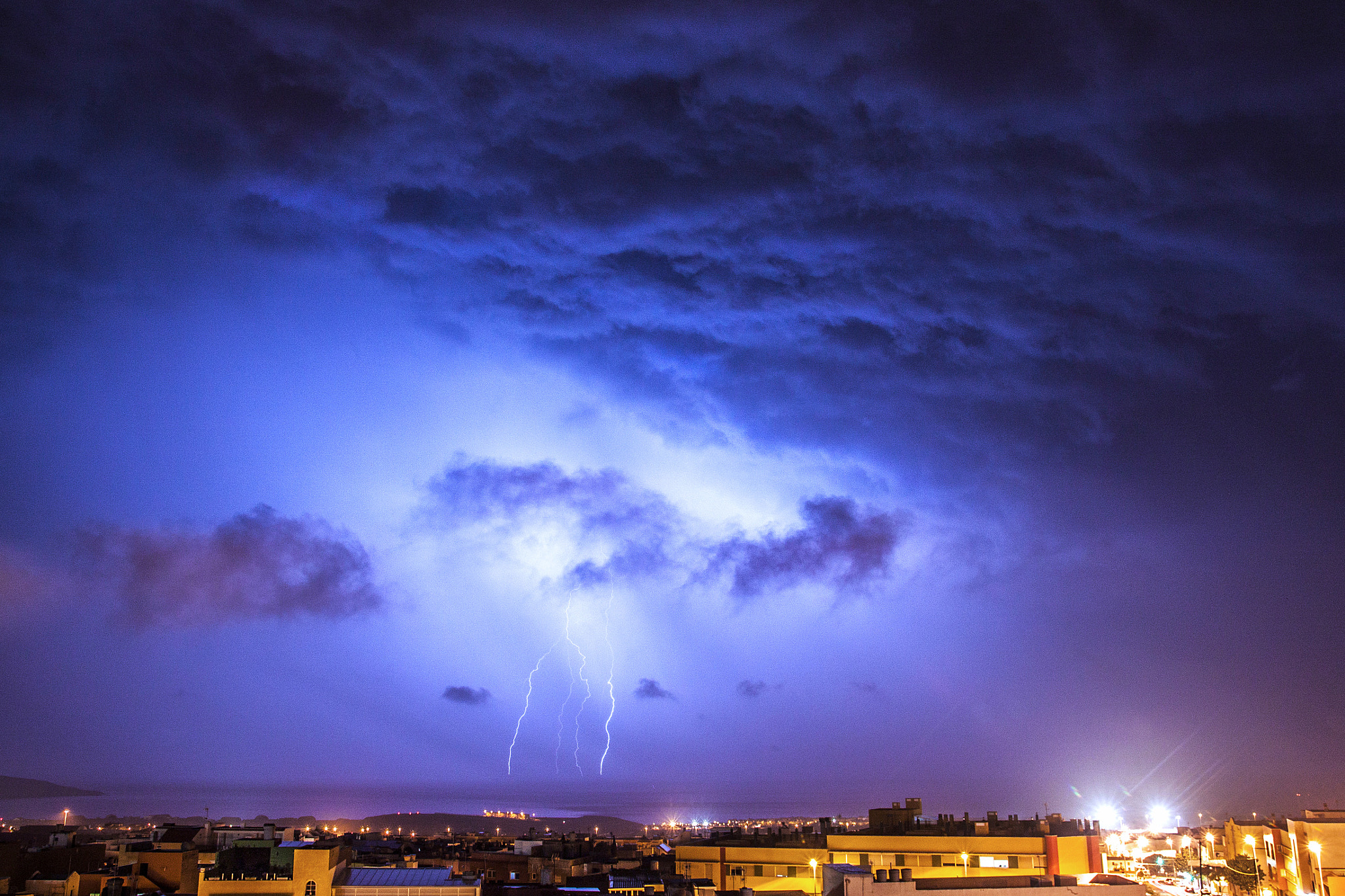 Canon EF-S 17-55mm F2.8 IS USM sample photo. Storm in gran canaria photography