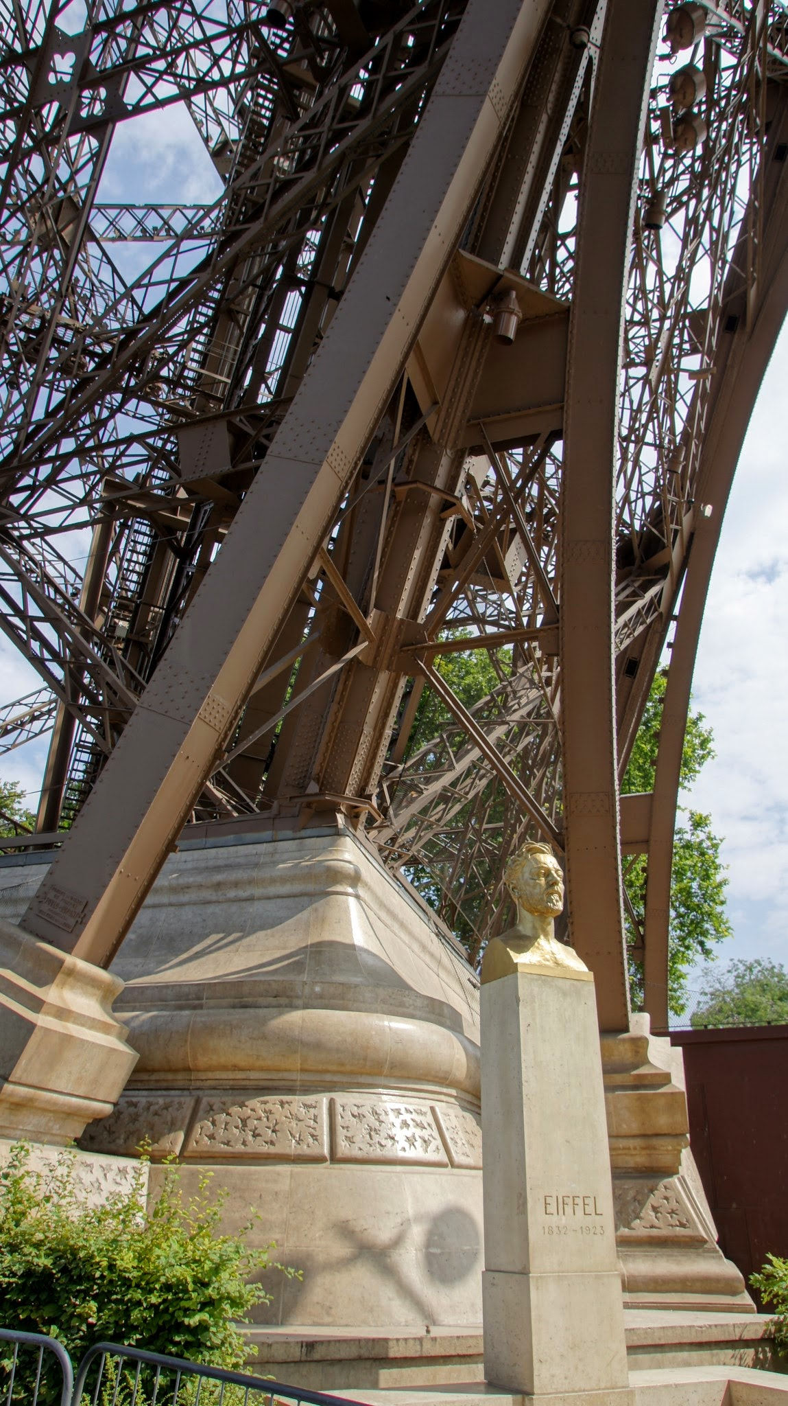 Sony SLT-A33 sample photo. Eiffel tower base photography