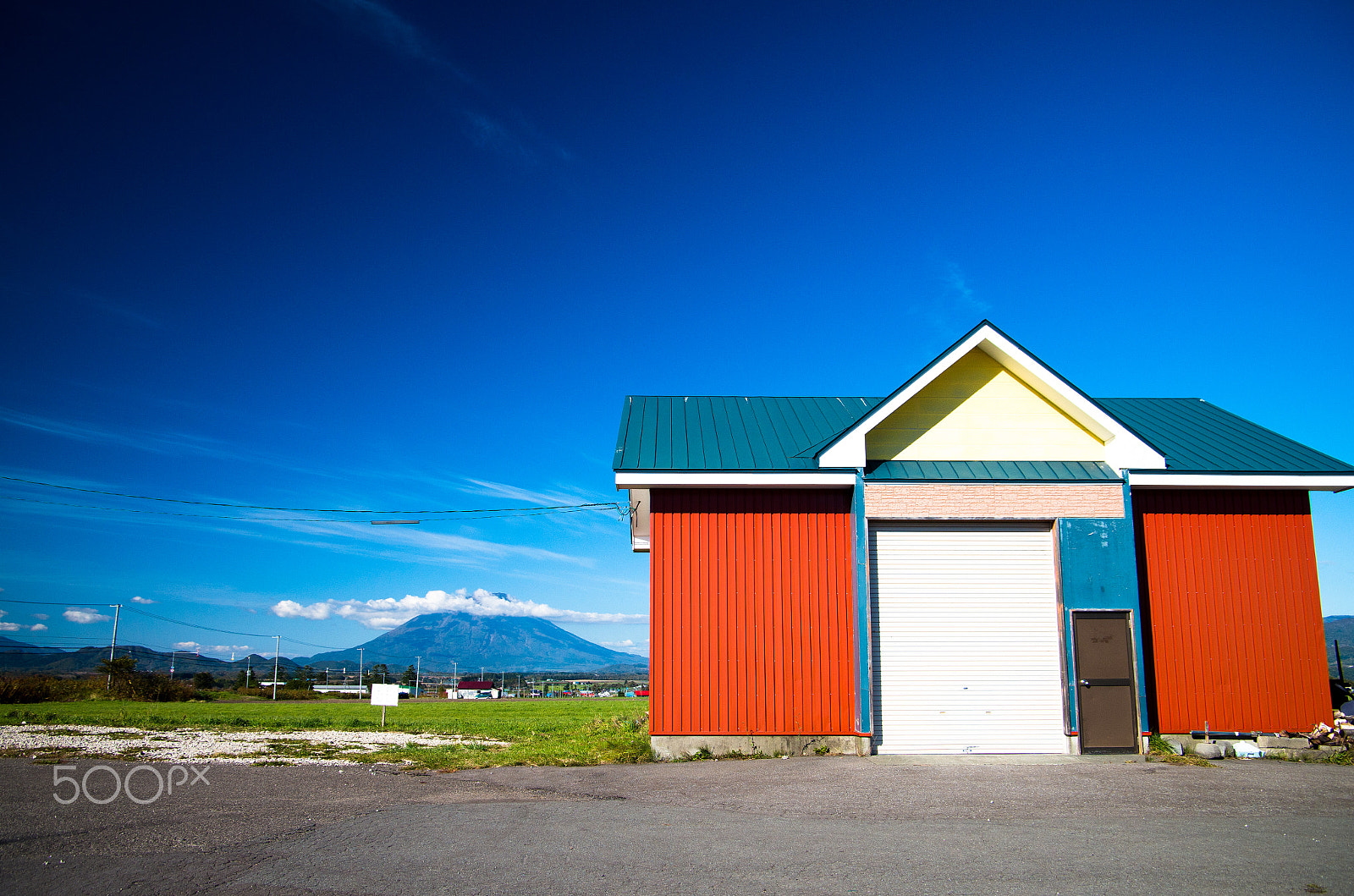 Pentax smc DA 16-45mm F4 ED AL sample photo. Red house & volcano photography