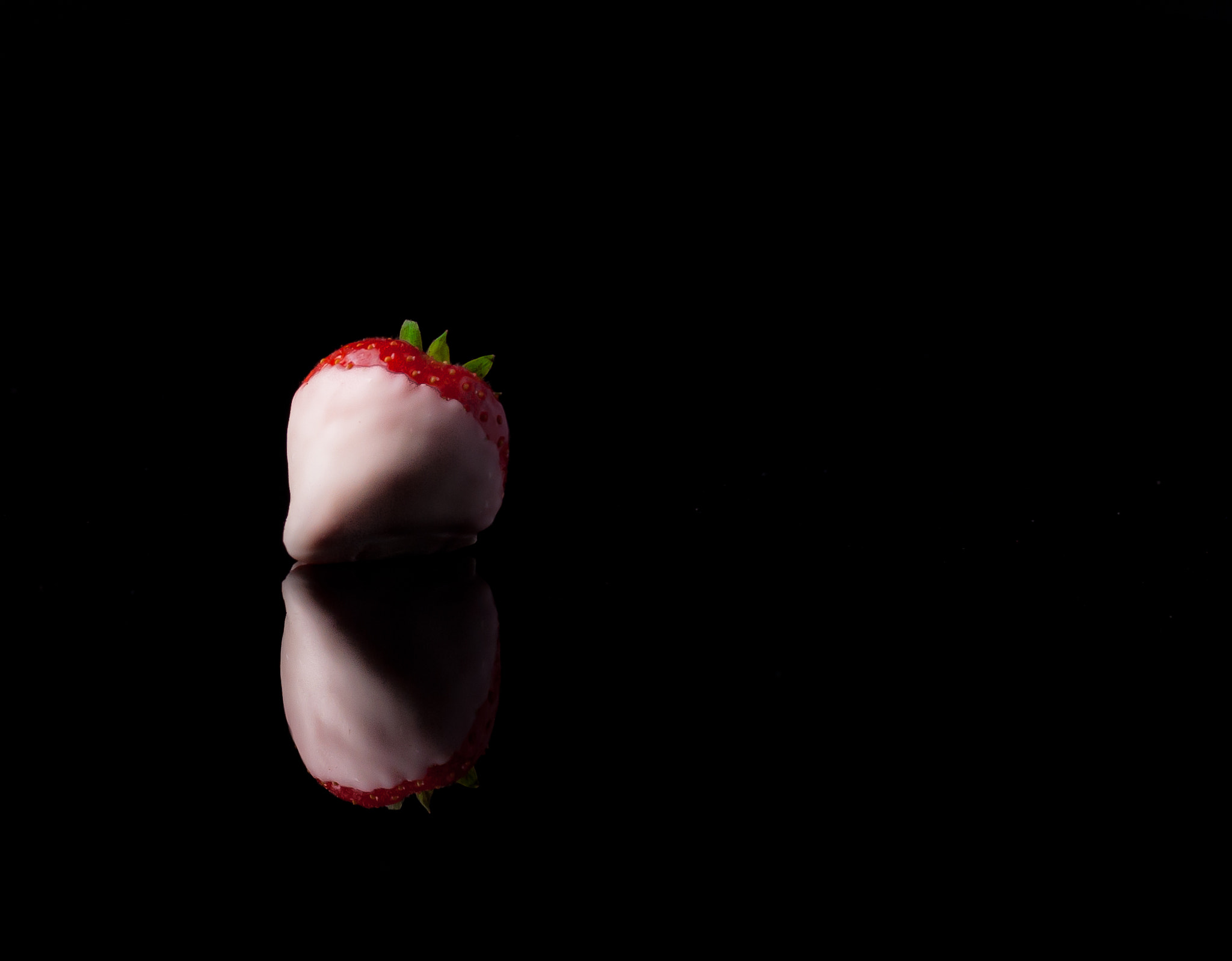 Nikon D200 + Nikon AF Nikkor 50mm F1.4D sample photo. Strawberries in chocolate photography