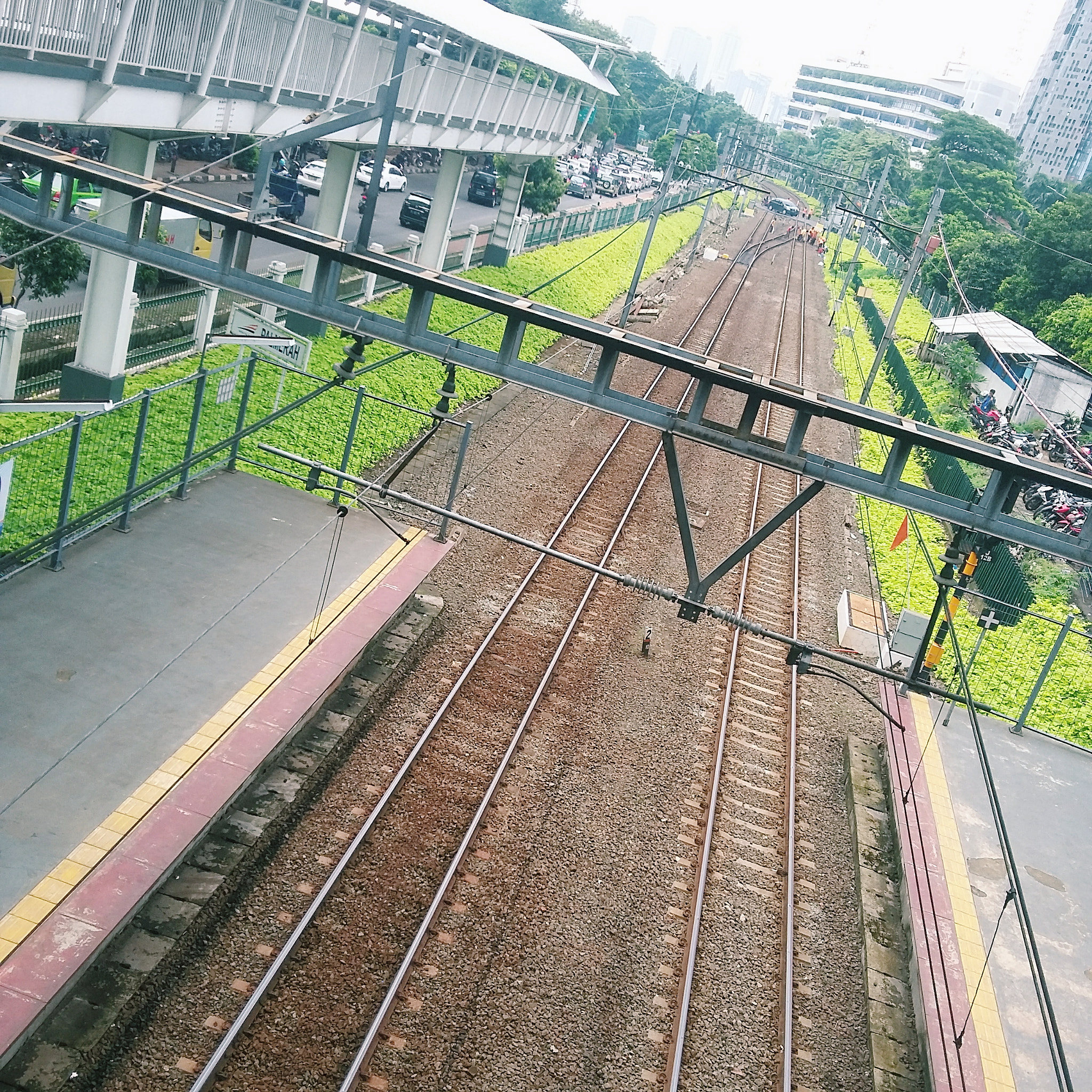 Samsung Galaxy E5 sample photo. Life is a train running. photography