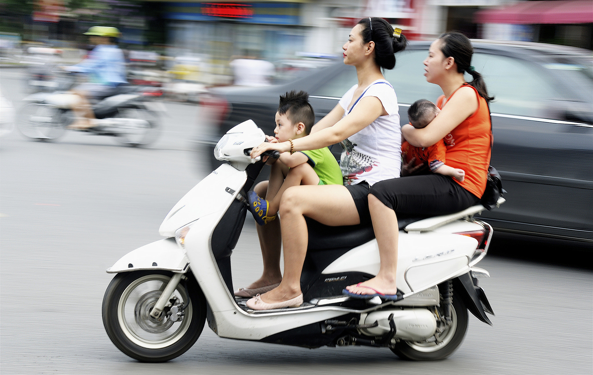 Nikon D3X + AF Zoom-Nikkor 35-70mm f/2.8D sample photo. Family outing,hanoi, vietnam photography