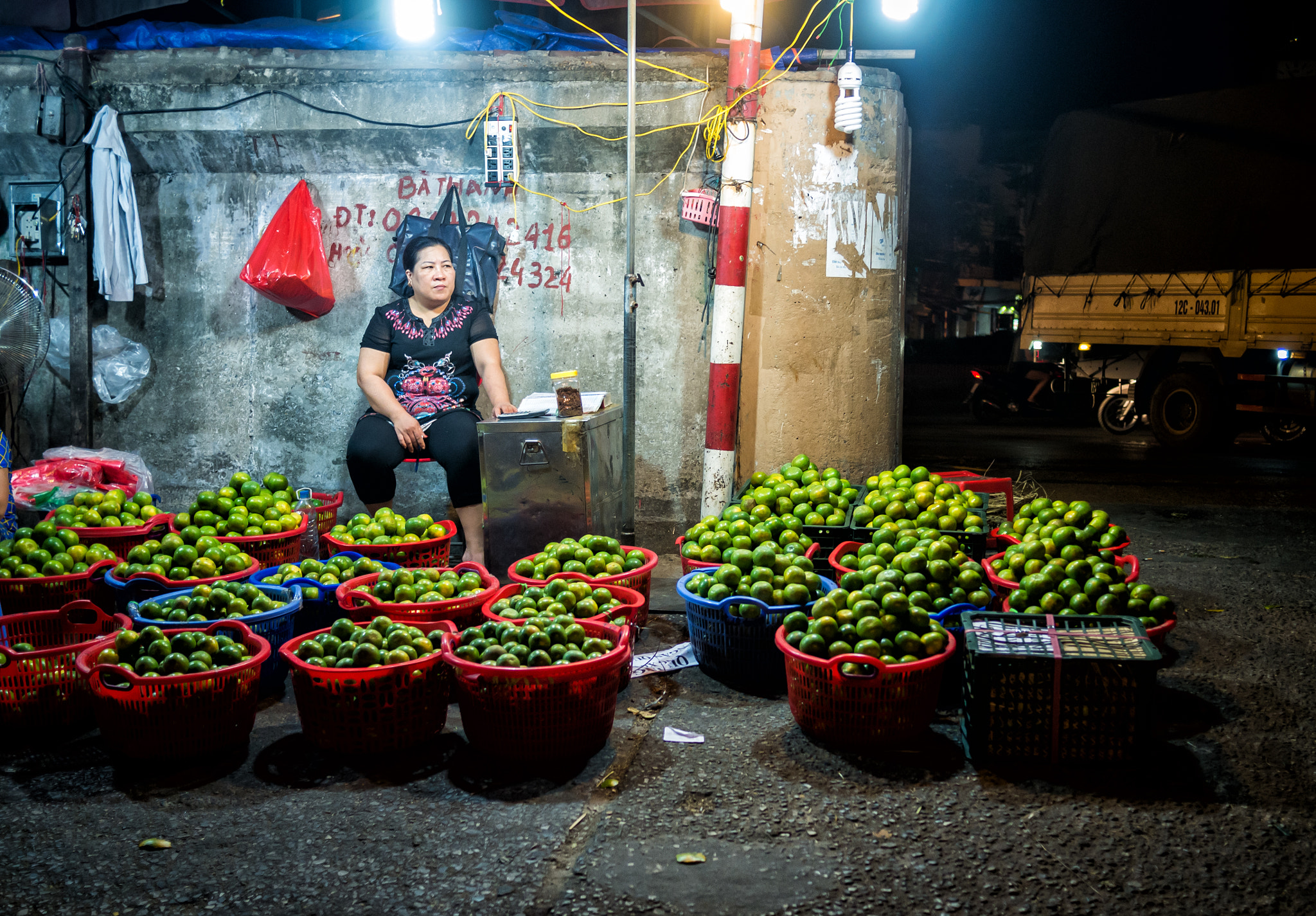 Panasonic Lumix DMC-G7 + Panasonic Lumix G 20mm F1.7 ASPH sample photo. Long bien market photography