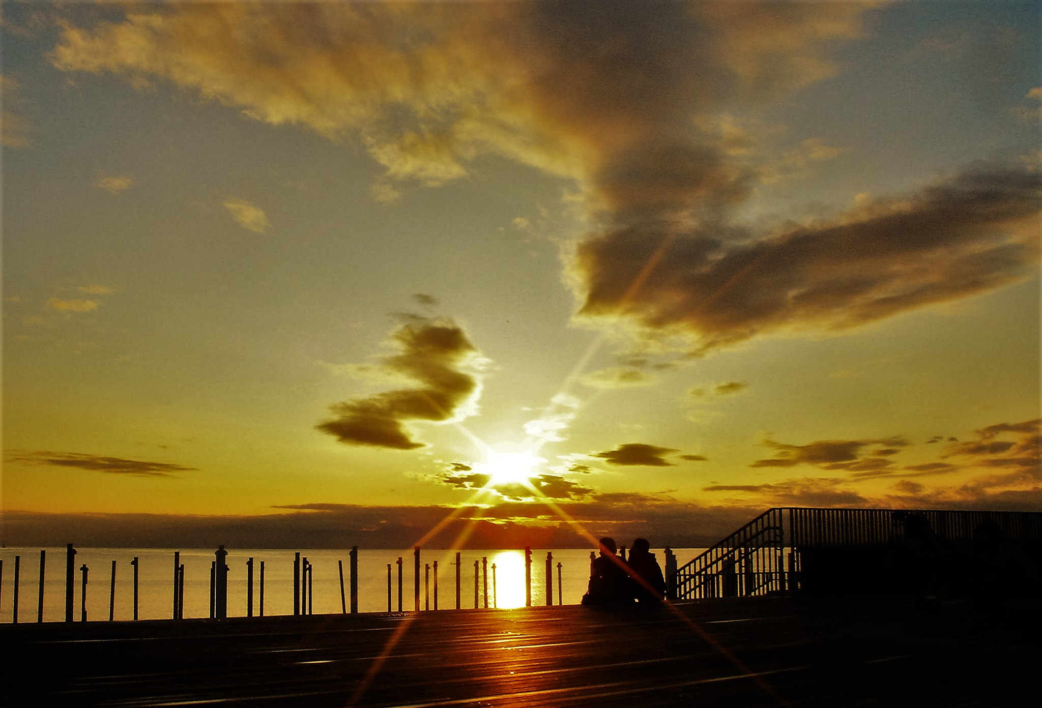 Sony DSC-F88 sample photo. A couple at the ocean sunset photography