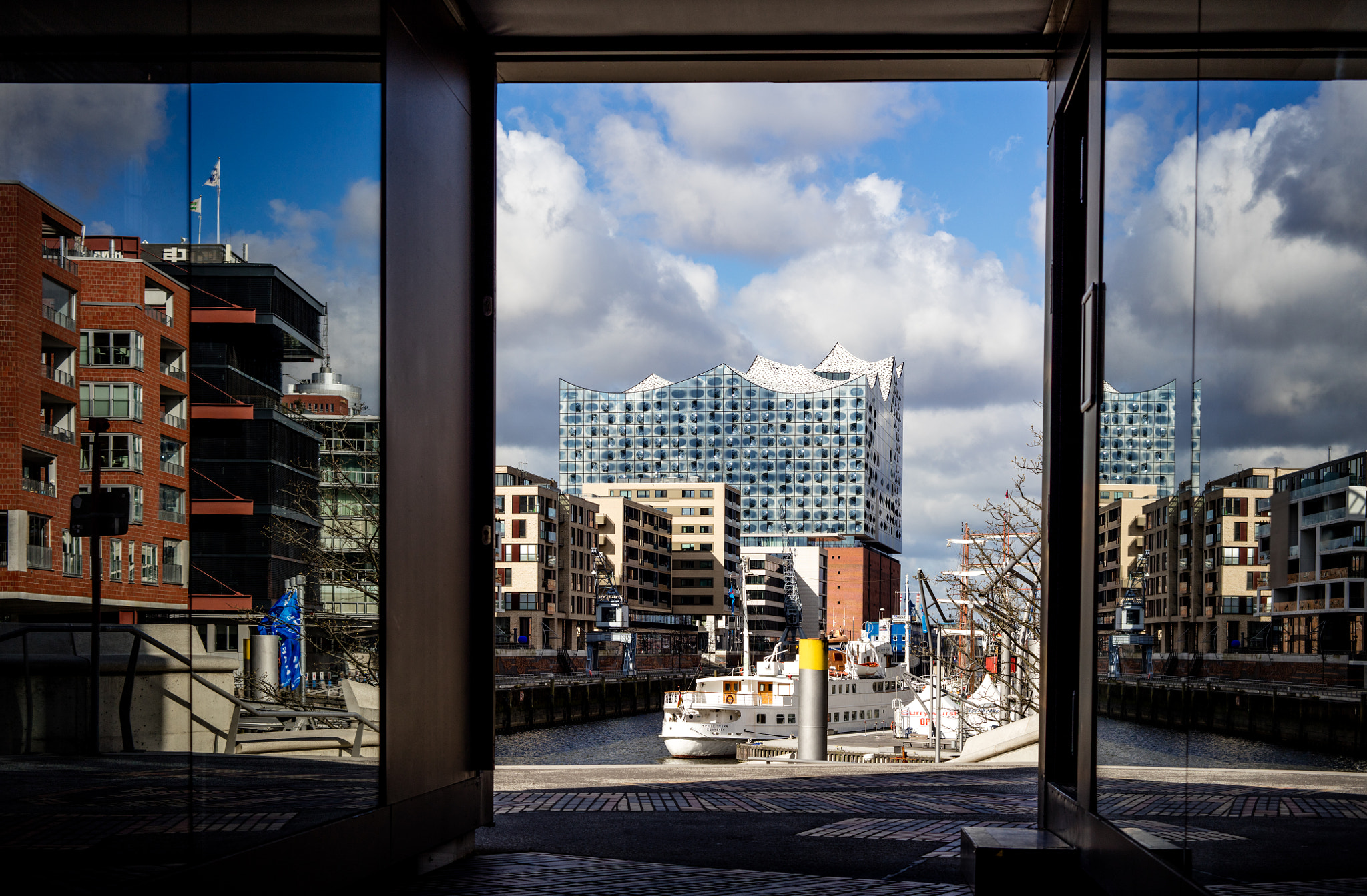 ZEISS Makro-Planar T* 50mm F2 sample photo. Mirroring of the museum harbour in hamburg photography