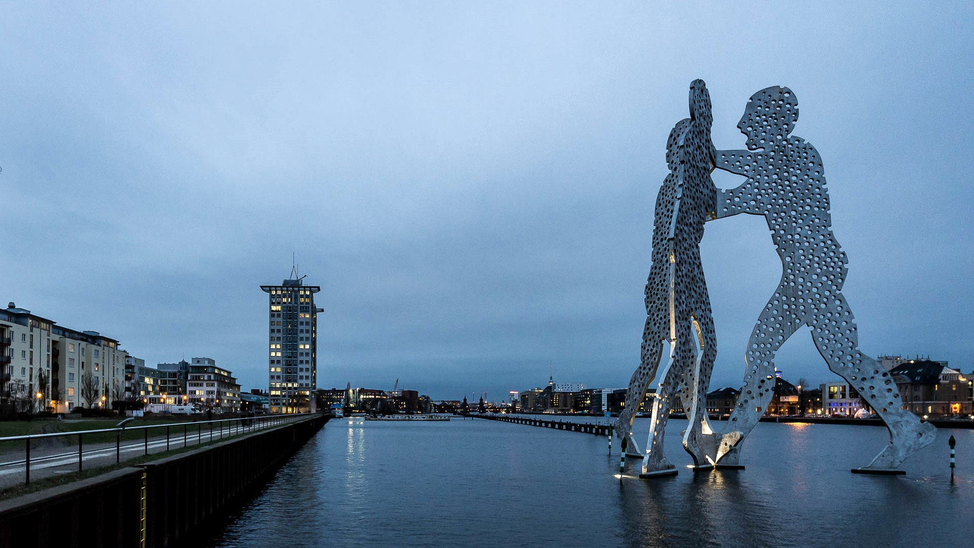 Canon EF-M 11-22mm F4-5.6 IS STM sample photo. Molecule men photography