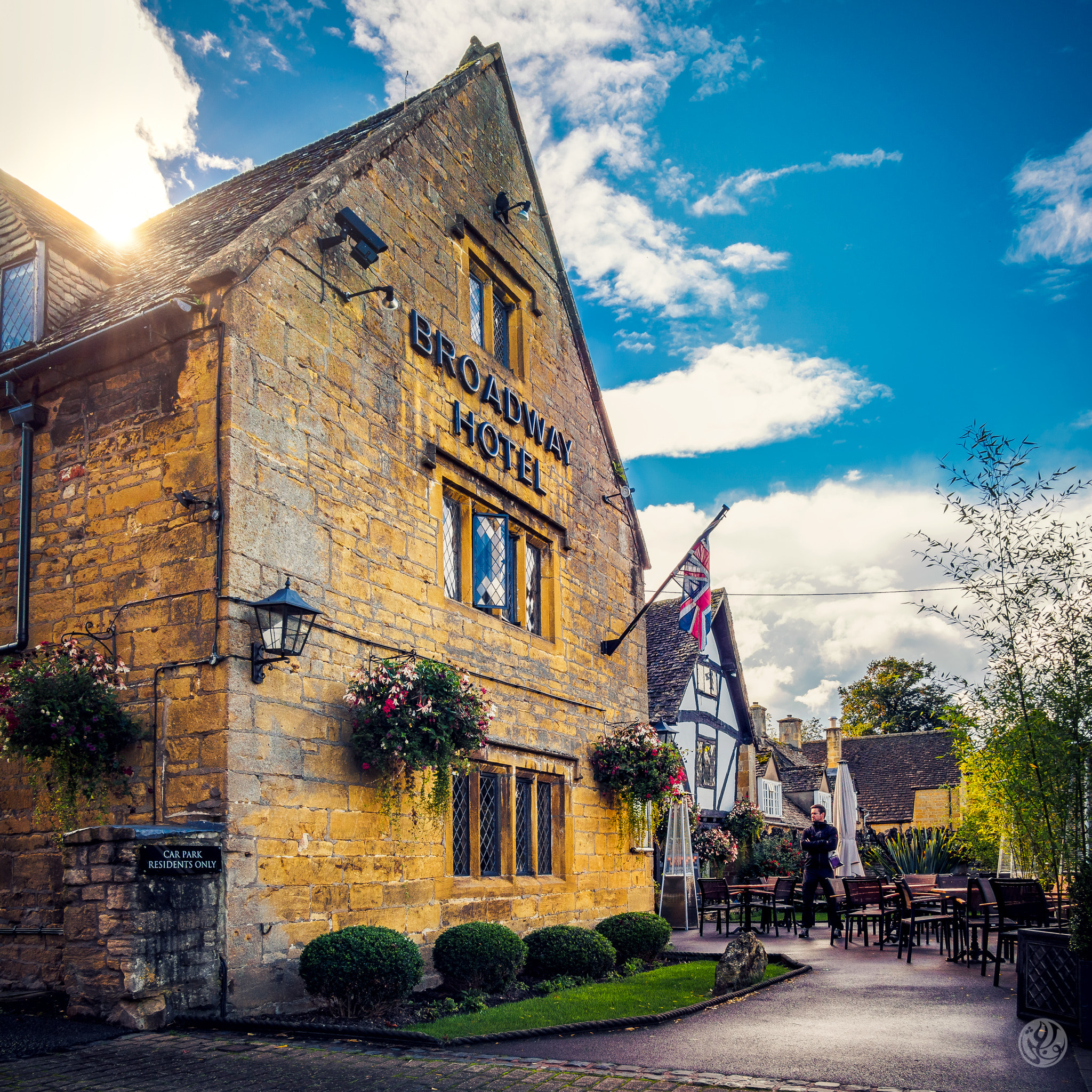 Olympus OM-D E-M10 II + Panasonic Lumix G 14mm F2.5 ASPH sample photo. Broadway hotel photography