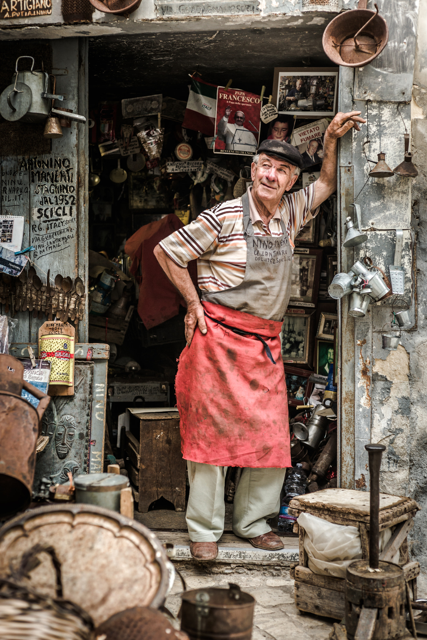 Tele-Elmarit 1:2.8/90 sample photo. Tinsmith in scicli photography
