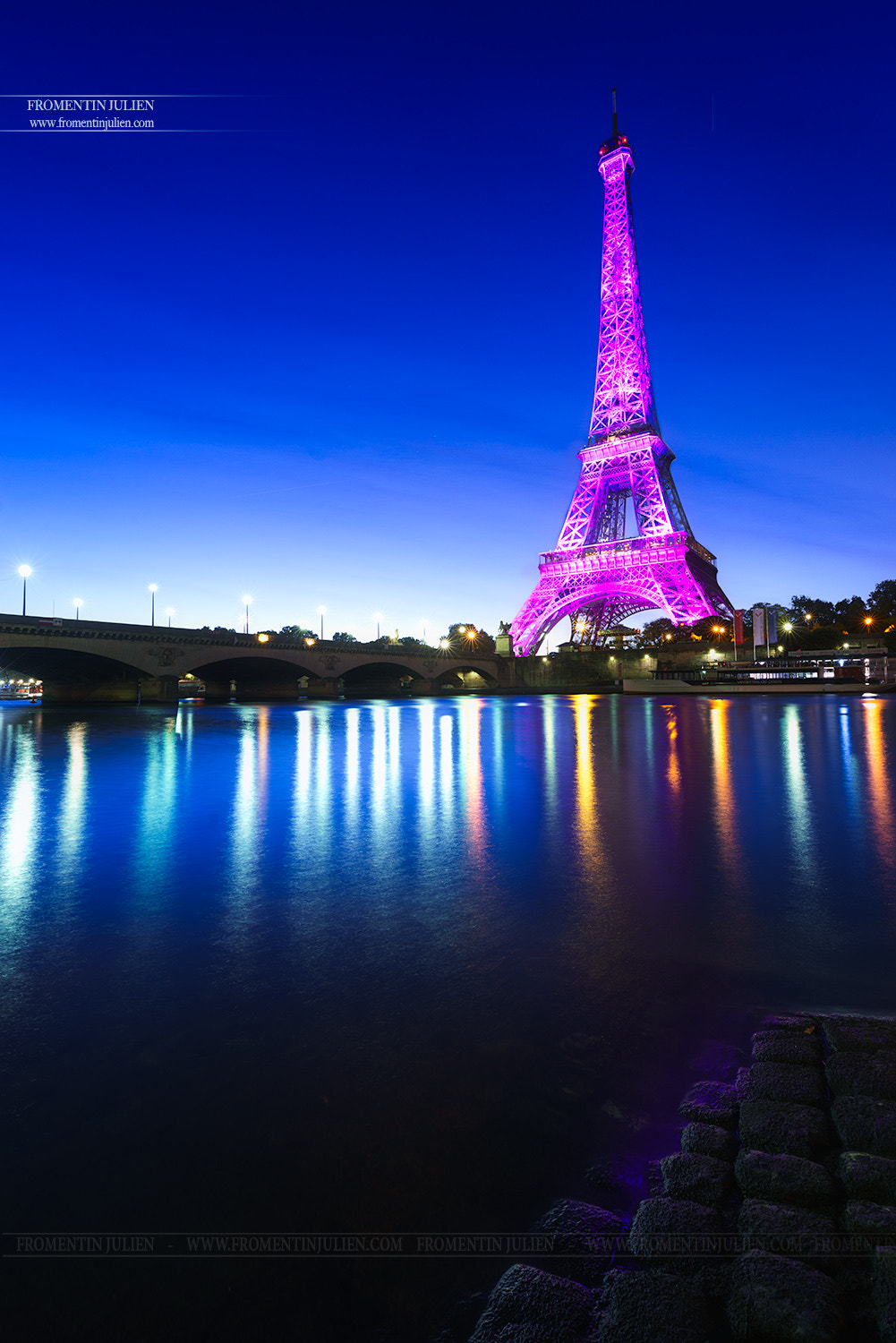 16-35mm F4 G SSM OSS sample photo. Tour eiffel, octobre rose, paris photography