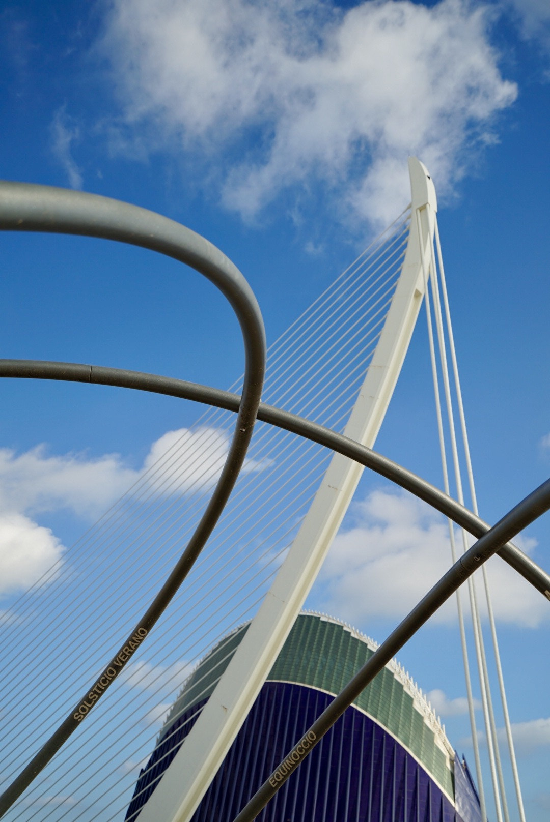 Sony a7 II + Sony Vario-Tessar T* FE 16-35mm F4 ZA OSS sample photo. Crossing lines #4 photography
