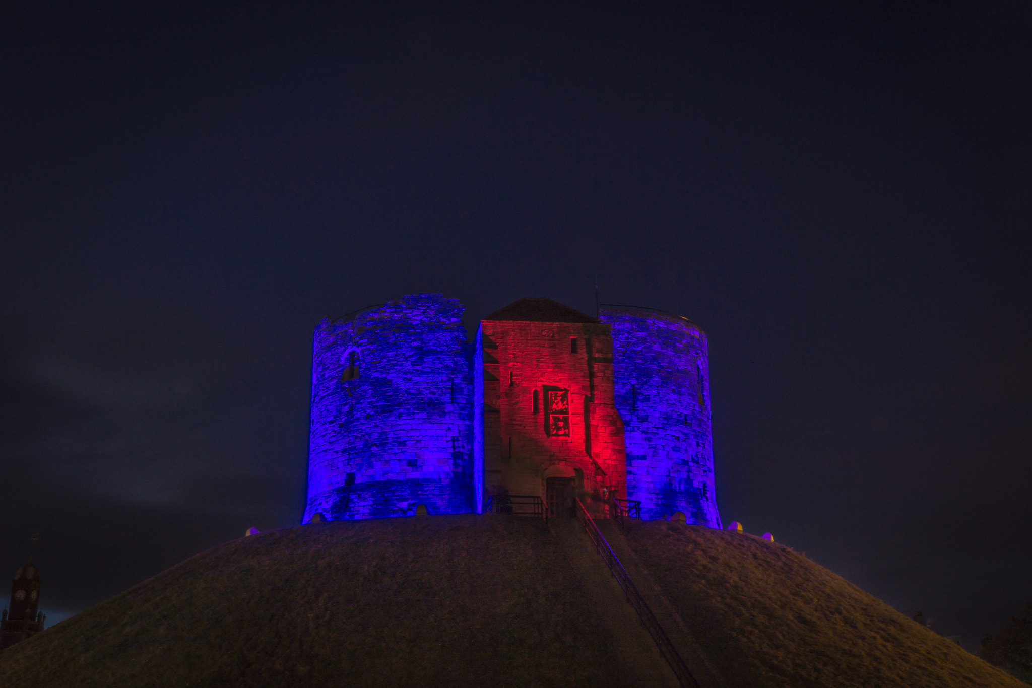 Sony a5100 + Sony E PZ 18-105mm F4 G OSS sample photo. Clifford's tower - york red and blue photography