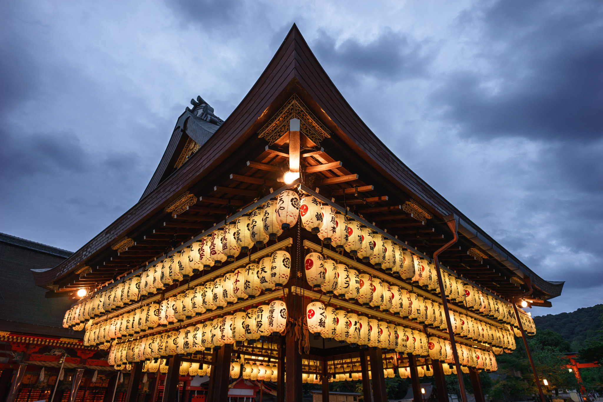 E 21mm F2.8 sample photo. Gion shrine photography