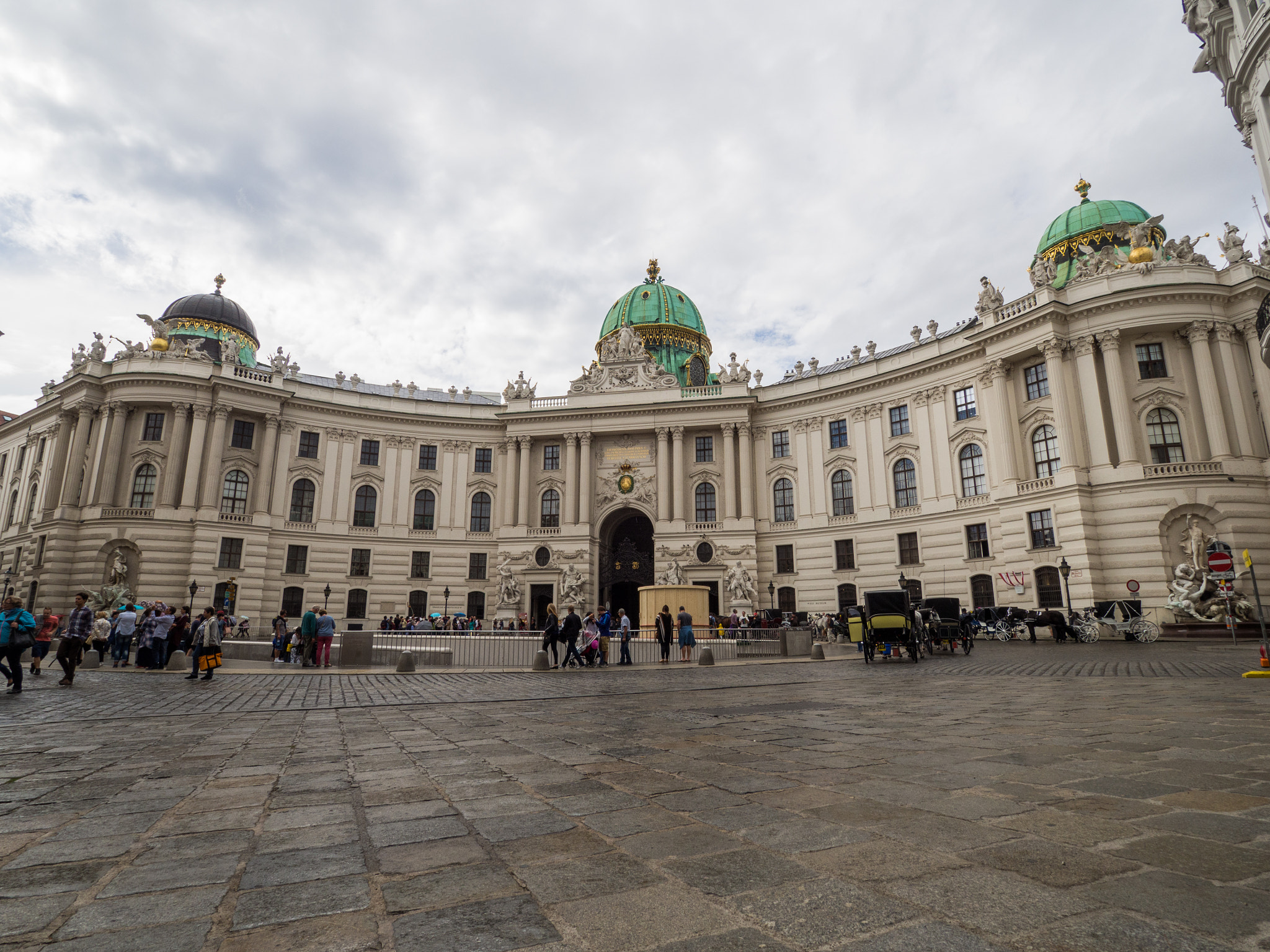 Olympus OM-D E-M10 + OLYMPUS M.9-18mm F4.0-5.6 sample photo. Hofburg photography