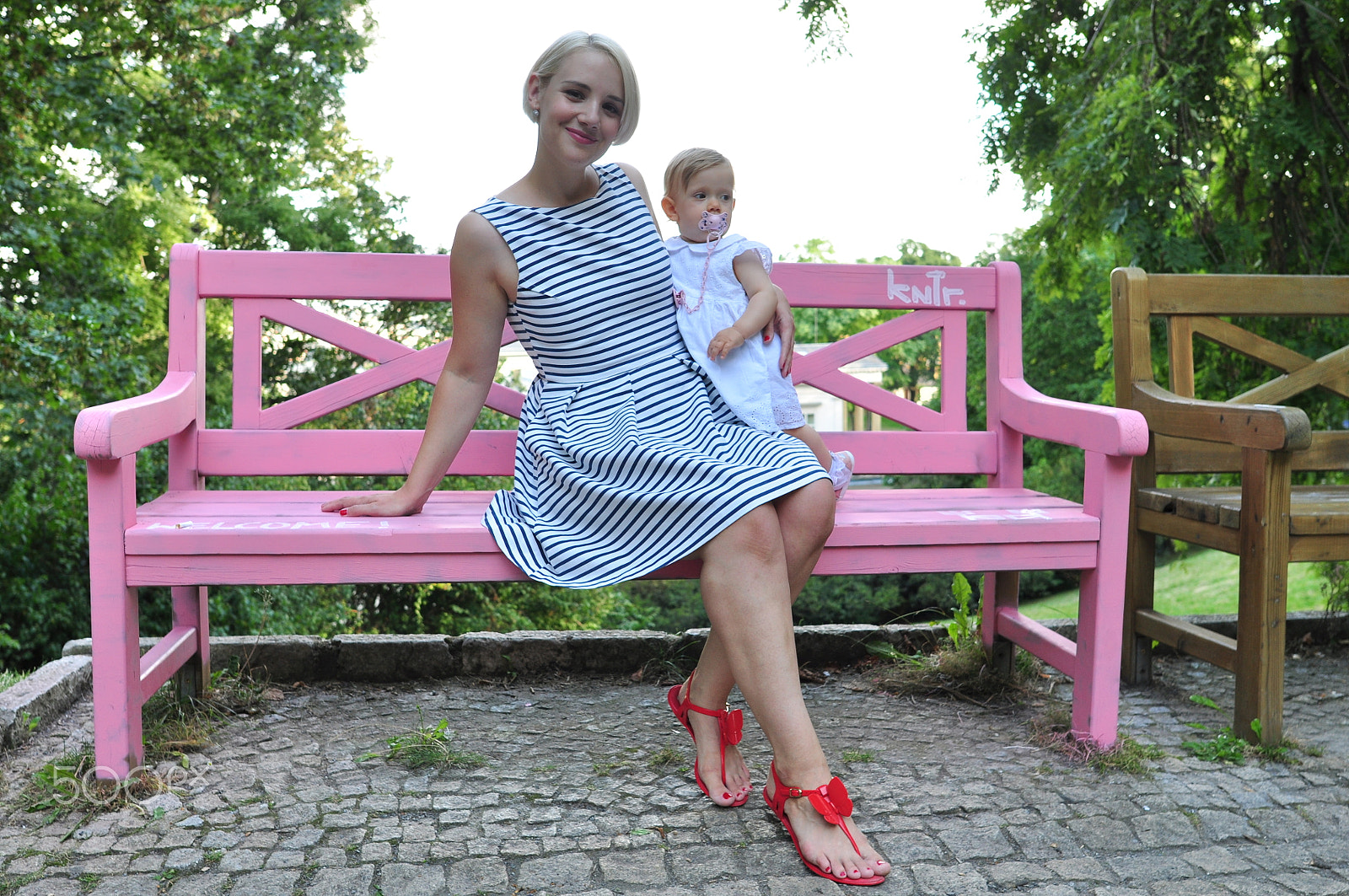 Nikon D90 + Nikon AF-S Nikkor 20mm F1.8G ED sample photo. "the girls´bench." photography