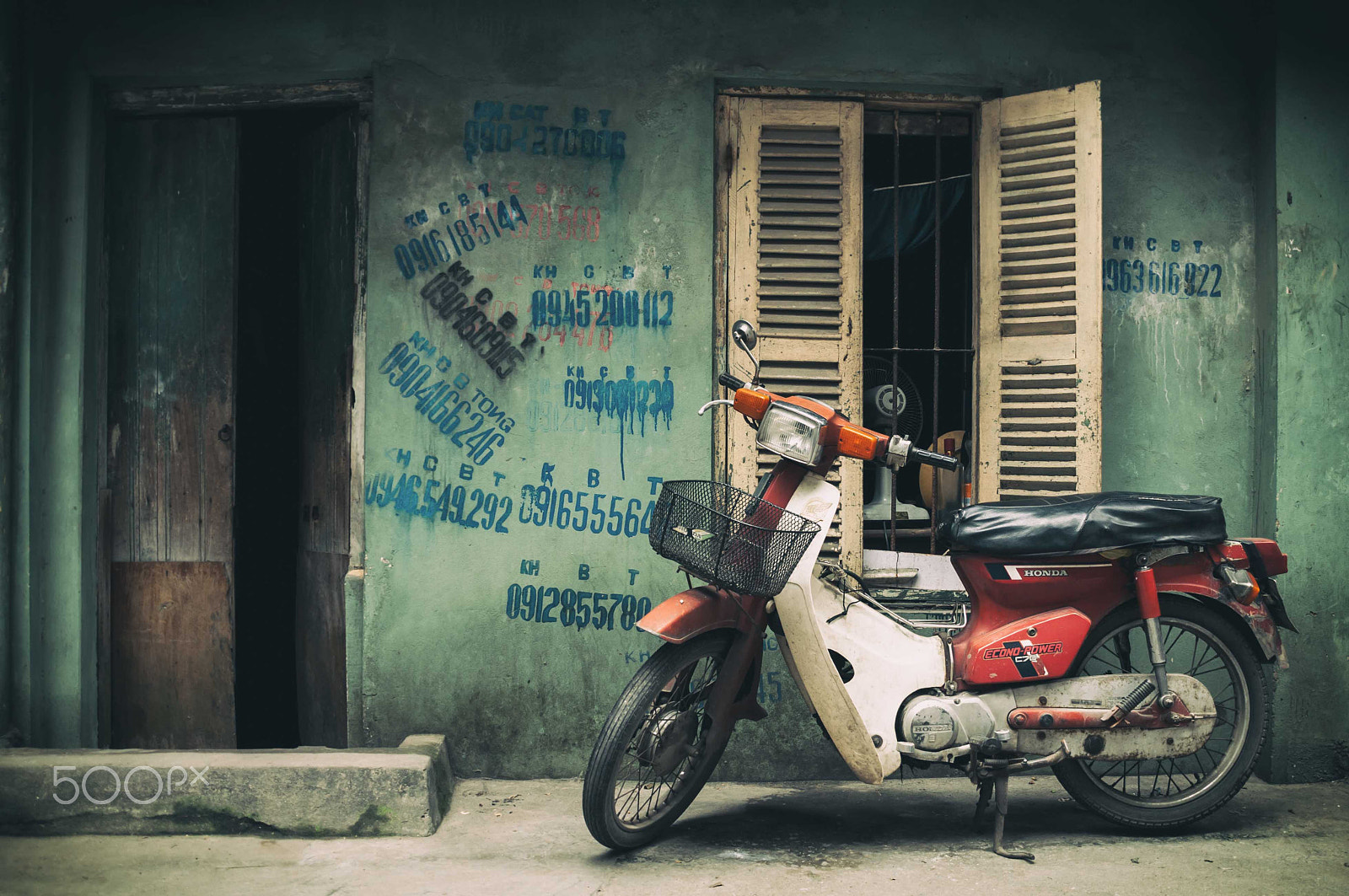 Nikon D90 + Sigma 18-200mm F3.5-6.3 DC sample photo. Hanoi old style photography