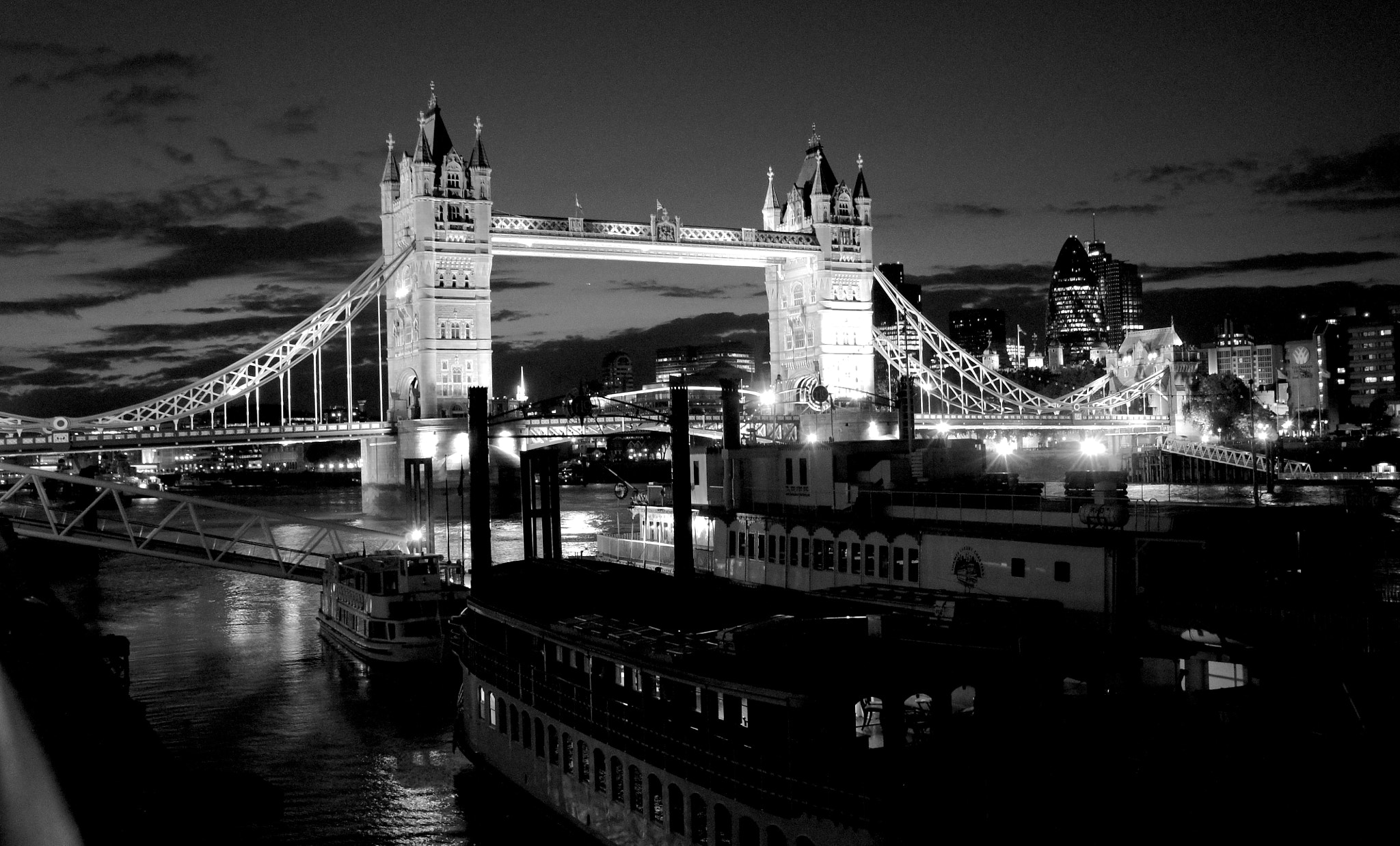 Sony Alpha NEX-5 sample photo. London at night... photography