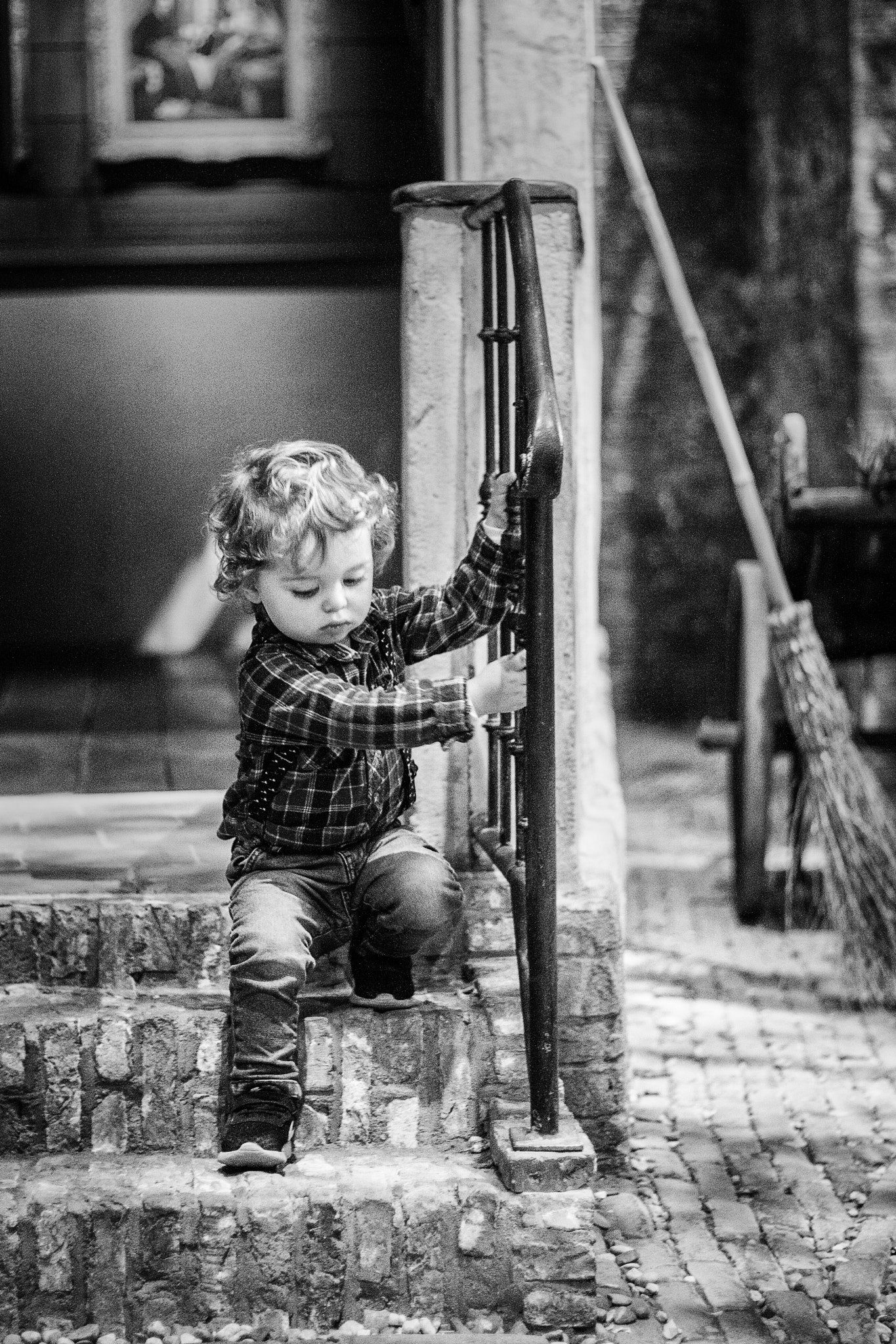 Canon EOS 1000D (EOS Digital Rebel XS / EOS Kiss F) + Canon EF 50mm F1.8 STM sample photo. A little boy making his way down some stairs, the  ... photography